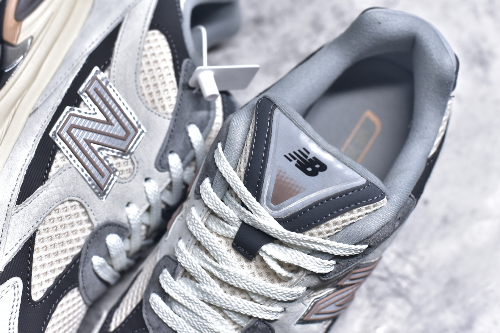 图片[9]-#New Balance M2010系列 新百伦 复古老爹风网布跑步休闲运动鞋新百伦经典配色 沿袭了面世之初的经典科技 以ENCAP中底配以升级版 N-ERGY缓震物料 鞋面则采用特色的柔软麂皮搭以NewBalance经典的尼龙网布 低调中还原跑鞋本真 更年轻化的设计理念与材质 让新世代青年得以用全新视角体验经典鞋款的传奇魅力货号：M2010GRY 尺码：36 37 37.5 38 38.5 39.5 40 40.5 41.5 42 42.5 43 44 45-选品中心