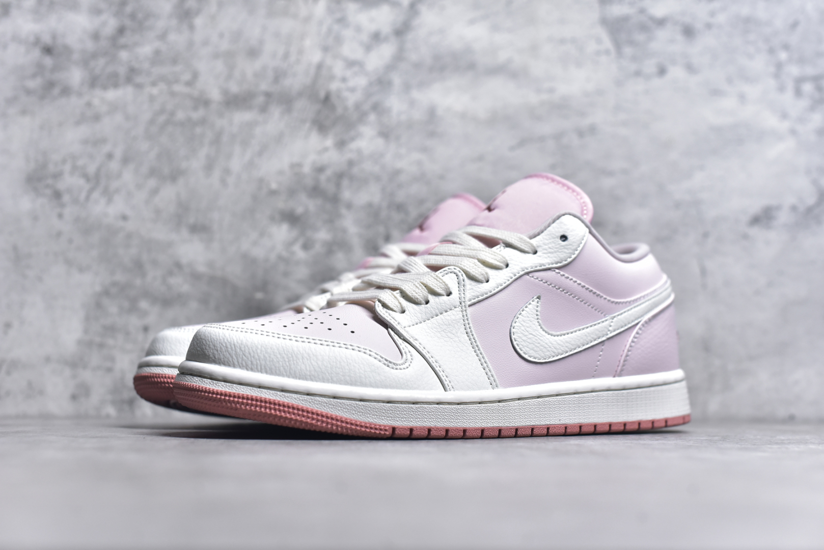 图片[2]-#Air Jordan AJ1 Low 低帮 白浅粉 IH0823-611 全新流水线出品 DT版本唯一平替选择 市场第二梯队最强版 全部原鞋开发 原楦原纸板开发 全鞋电脑针车 原厂内置全掌气垫 原盒内在原标 唯一Zp原版鞋带绑法 免检产品 全新2022版型 全头层皮料 完美零毛边处理 原厂配置全掌气垫 价格定位良心 几十个配色陆续出货 尺码：36 36.5 37.5 38 38.5 39 40 40.5 41 42 42.5 43 44 44.5 45 46 47.5-选品中心