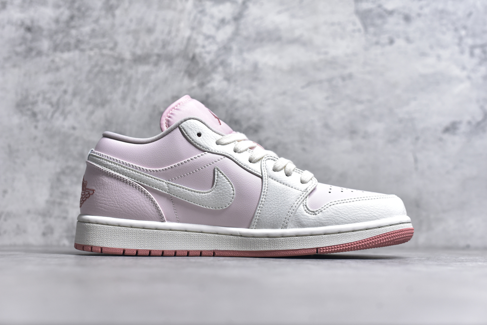 图片[3]-#Air Jordan AJ1 Low 低帮 白浅粉 IH0823-611 全新流水线出品 DT版本唯一平替选择 市场第二梯队最强版 全部原鞋开发 原楦原纸板开发 全鞋电脑针车 原厂内置全掌气垫 原盒内在原标 唯一Zp原版鞋带绑法 免检产品 全新2022版型 全头层皮料 完美零毛边处理 原厂配置全掌气垫 价格定位良心 几十个配色陆续出货 尺码：36 36.5 37.5 38 38.5 39 40 40.5 41 42 42.5 43 44 44.5 45 46 47.5-选品中心
