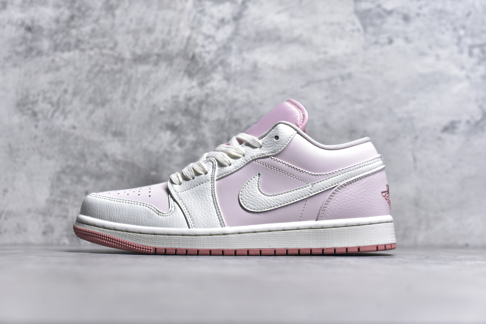 #Air Jordan AJ1 Low 低帮 白浅粉 IH0823-611 全新流水线出品 DT版本唯一平替选择 市场第二梯队最强版 全部原鞋开发 原楦原纸板开发 全鞋电脑针车 原厂内置全掌气垫 原盒内在原标 唯一Zp原版鞋带绑法 免检产品 全新2022版型 全头层皮料 完美零毛边处理 原厂配置全掌气垫 价格定位良心 几十个配色陆续出货 尺码：36 36.5 37.5 38 38.5 39 40 40.5 41 42 42.5 43 44 44.5 45 46 47.5-选品中心