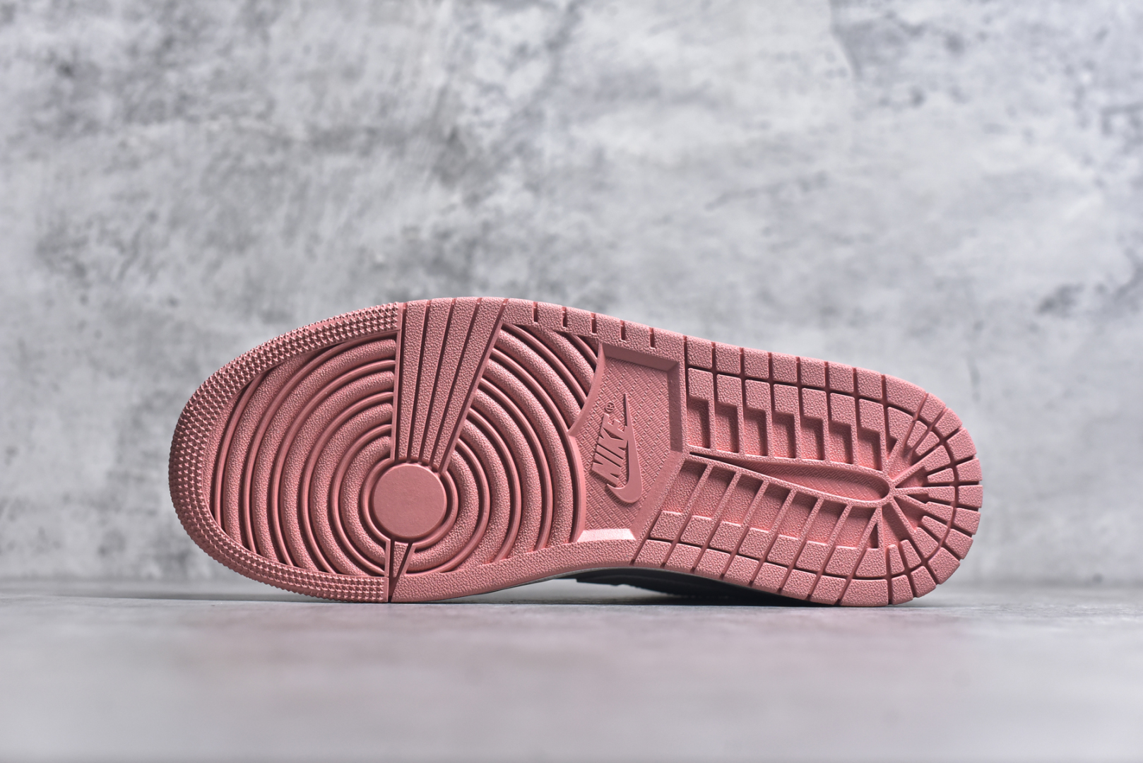 图片[6]-#Air Jordan AJ1 Low 低帮 白浅粉 IH0823-611 全新流水线出品 DT版本唯一平替选择 市场第二梯队最强版 全部原鞋开发 原楦原纸板开发 全鞋电脑针车 原厂内置全掌气垫 原盒内在原标 唯一Zp原版鞋带绑法 免检产品 全新2022版型 全头层皮料 完美零毛边处理 原厂配置全掌气垫 价格定位良心 几十个配色陆续出货 尺码：36 36.5 37.5 38 38.5 39 40 40.5 41 42 42.5 43 44 44.5 45 46 47.5-选品中心