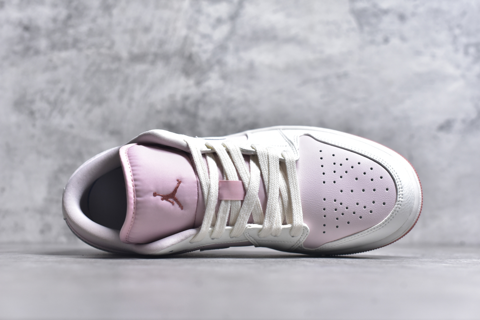 图片[4]-#Air Jordan AJ1 Low 低帮 白浅粉 IH0823-611 全新流水线出品 DT版本唯一平替选择 市场第二梯队最强版 全部原鞋开发 原楦原纸板开发 全鞋电脑针车 原厂内置全掌气垫 原盒内在原标 唯一Zp原版鞋带绑法 免检产品 全新2022版型 全头层皮料 完美零毛边处理 原厂配置全掌气垫 价格定位良心 几十个配色陆续出货 尺码：36 36.5 37.5 38 38.5 39 40 40.5 41 42 42.5 43 44 44.5 45 46 47.5-选品中心