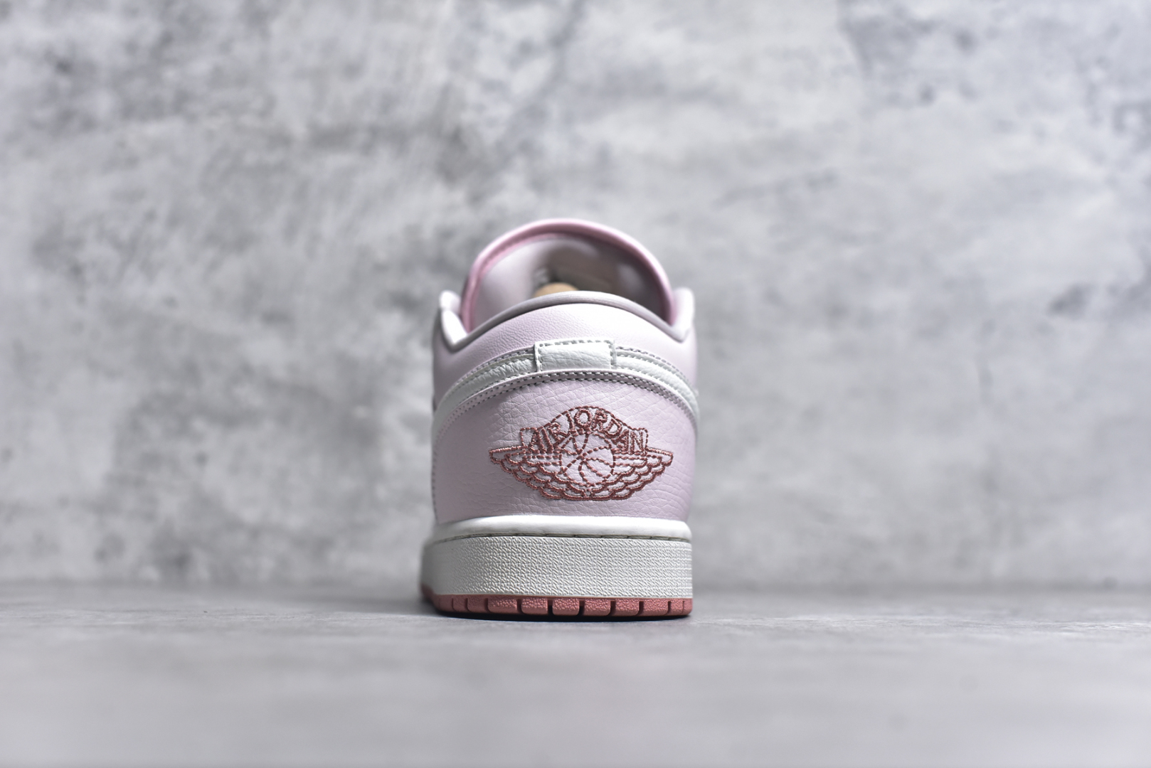 图片[5]-#Air Jordan AJ1 Low 低帮 白浅粉 IH0823-611 全新流水线出品 DT版本唯一平替选择 市场第二梯队最强版 全部原鞋开发 原楦原纸板开发 全鞋电脑针车 原厂内置全掌气垫 原盒内在原标 唯一Zp原版鞋带绑法 免检产品 全新2022版型 全头层皮料 完美零毛边处理 原厂配置全掌气垫 价格定位良心 几十个配色陆续出货 尺码：36 36.5 37.5 38 38.5 39 40 40.5 41 42 42.5 43 44 44.5 45 46 47.5-选品中心