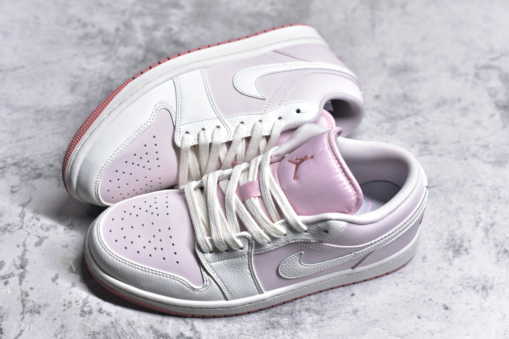 图片[7]-#Air Jordan AJ1 Low 低帮 白浅粉 IH0823-611 全新流水线出品 DT版本唯一平替选择 市场第二梯队最强版 全部原鞋开发 原楦原纸板开发 全鞋电脑针车 原厂内置全掌气垫 原盒内在原标 唯一Zp原版鞋带绑法 免检产品 全新2022版型 全头层皮料 完美零毛边处理 原厂配置全掌气垫 价格定位良心 几十个配色陆续出货 尺码：36 36.5 37.5 38 38.5 39 40 40.5 41 42 42.5 43 44 44.5 45 46 47.5-选品中心