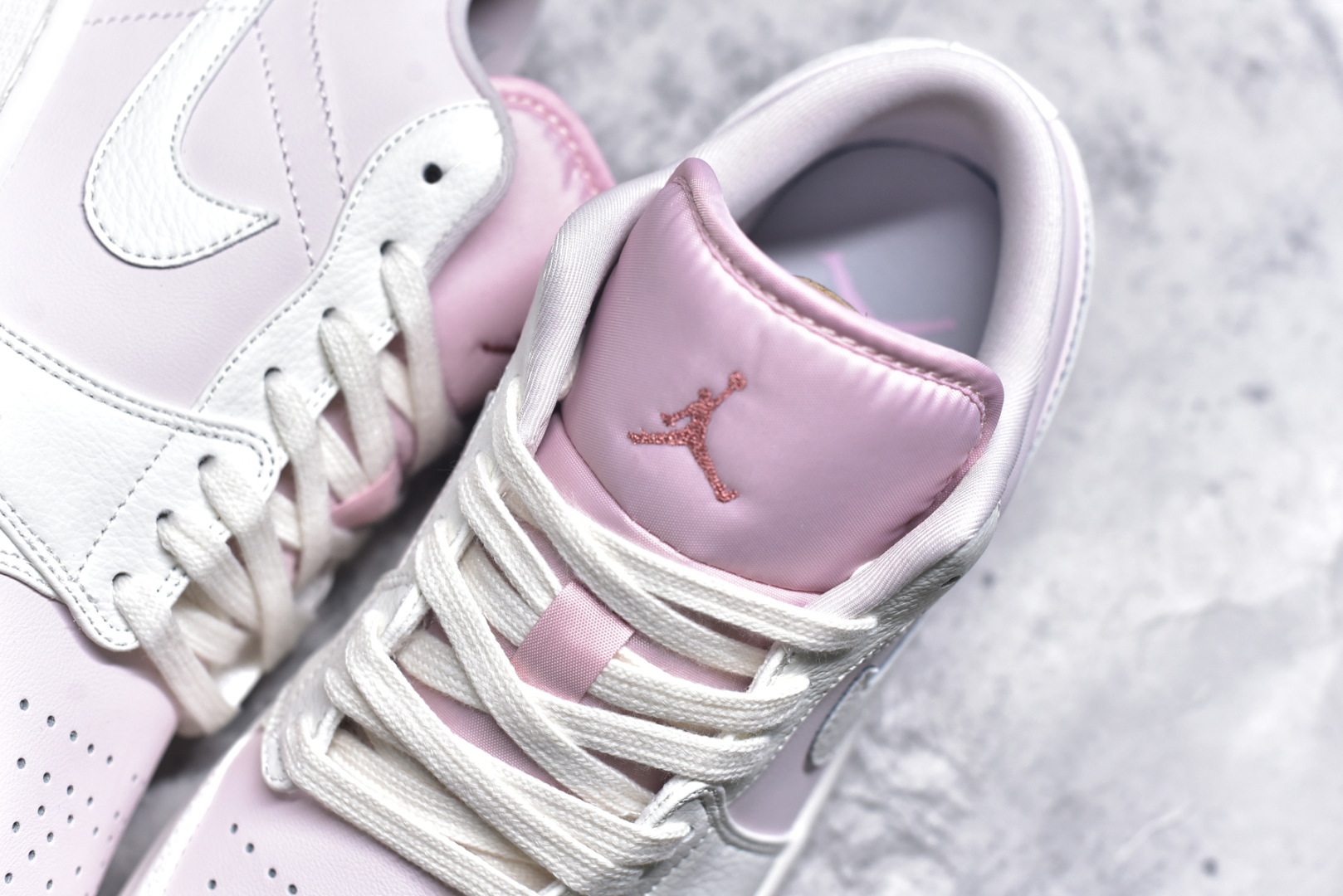 图片[9]-#Air Jordan AJ1 Low 低帮 白浅粉 IH0823-611 全新流水线出品 DT版本唯一平替选择 市场第二梯队最强版 全部原鞋开发 原楦原纸板开发 全鞋电脑针车 原厂内置全掌气垫 原盒内在原标 唯一Zp原版鞋带绑法 免检产品 全新2022版型 全头层皮料 完美零毛边处理 原厂配置全掌气垫 价格定位良心 几十个配色陆续出货 尺码：36 36.5 37.5 38 38.5 39 40 40.5 41 42 42.5 43 44 44.5 45 46 47.5-选品中心