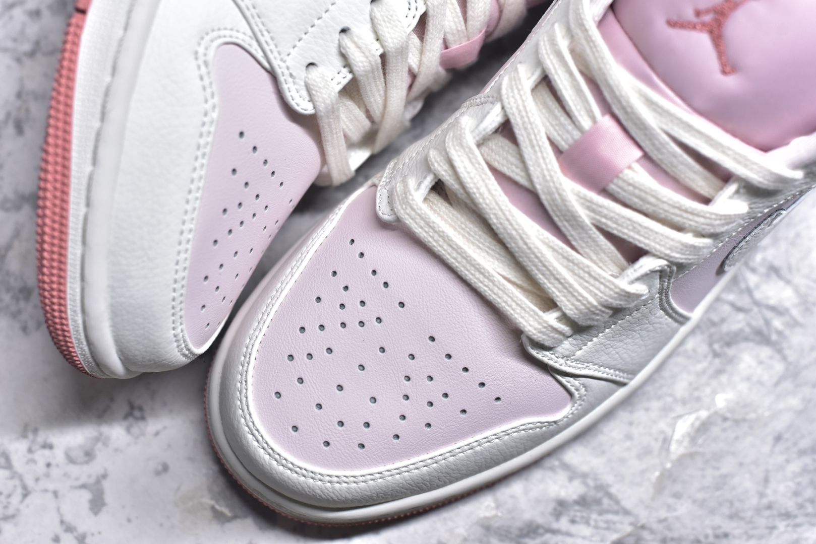 图片[8]-#Air Jordan AJ1 Low 低帮 白浅粉 IH0823-611 全新流水线出品 DT版本唯一平替选择 市场第二梯队最强版 全部原鞋开发 原楦原纸板开发 全鞋电脑针车 原厂内置全掌气垫 原盒内在原标 唯一Zp原版鞋带绑法 免检产品 全新2022版型 全头层皮料 完美零毛边处理 原厂配置全掌气垫 价格定位良心 几十个配色陆续出货 尺码：36 36.5 37.5 38 38.5 39 40 40.5 41 42 42.5 43 44 44.5 45 46 47.5-选品中心