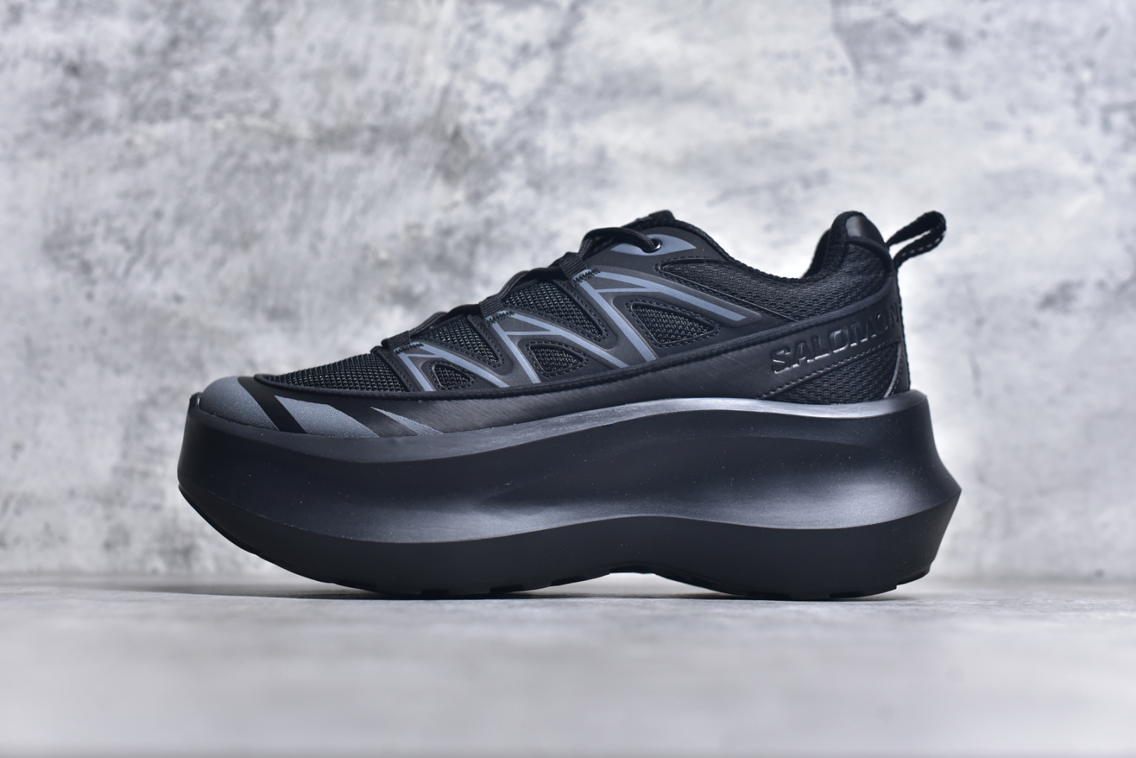 #Comme des Garçons x SALOMON SR811 Leather Platform CDG联名萨洛蒙防滑耐磨低帮运动休闲鞋老爹鞋 纯原外贸平台特供订单 全套原纸板楦头开发 原厂特供网布配套加持 确保原汁原味 完美呈现版型 原档数据独家私模大底 原装Ortholite轻量化鞋垫 中底布带钢印编号 原厂TPU锁扣 进口港宝加持 后跟自然饱满 还原公司包裹性 穿着者可以轻松驾驭户外与通勤下的任何运动生活场景 无缝鞋身户外随意纵横 颜值与脚感兼备 出街通勤 绝对非常吸睛 你值得拥有 尺码：36 36.5 37.5 38 38.5 39 40-选品中心