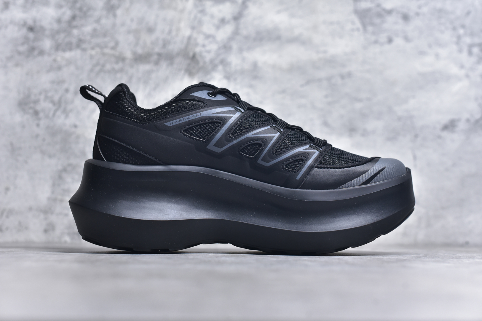 图片[3]-#Comme des Garçons x SALOMON SR811 Leather Platform CDG联名萨洛蒙防滑耐磨低帮运动休闲鞋老爹鞋 纯原外贸平台特供订单 全套原纸板楦头开发 原厂特供网布配套加持 确保原汁原味 完美呈现版型 原档数据独家私模大底 原装Ortholite轻量化鞋垫 中底布带钢印编号 原厂TPU锁扣 进口港宝加持 后跟自然饱满 还原公司包裹性 穿着者可以轻松驾驭户外与通勤下的任何运动生活场景 无缝鞋身户外随意纵横 颜值与脚感兼备 出街通勤 绝对非常吸睛 你值得拥有 尺码：36 36.5 37.5 38 38.5 39 40-选品中心