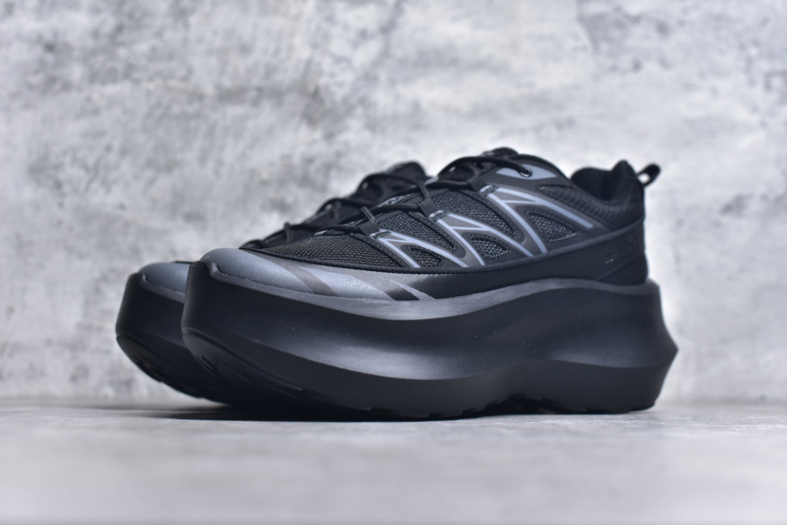 图片[2]-#Comme des Garçons x SALOMON SR811 Leather Platform CDG联名萨洛蒙防滑耐磨低帮运动休闲鞋老爹鞋 纯原外贸平台特供订单 全套原纸板楦头开发 原厂特供网布配套加持 确保原汁原味 完美呈现版型 原档数据独家私模大底 原装Ortholite轻量化鞋垫 中底布带钢印编号 原厂TPU锁扣 进口港宝加持 后跟自然饱满 还原公司包裹性 穿着者可以轻松驾驭户外与通勤下的任何运动生活场景 无缝鞋身户外随意纵横 颜值与脚感兼备 出街通勤 绝对非常吸睛 你值得拥有 尺码：36 36.5 37.5 38 38.5 39 40-选品中心