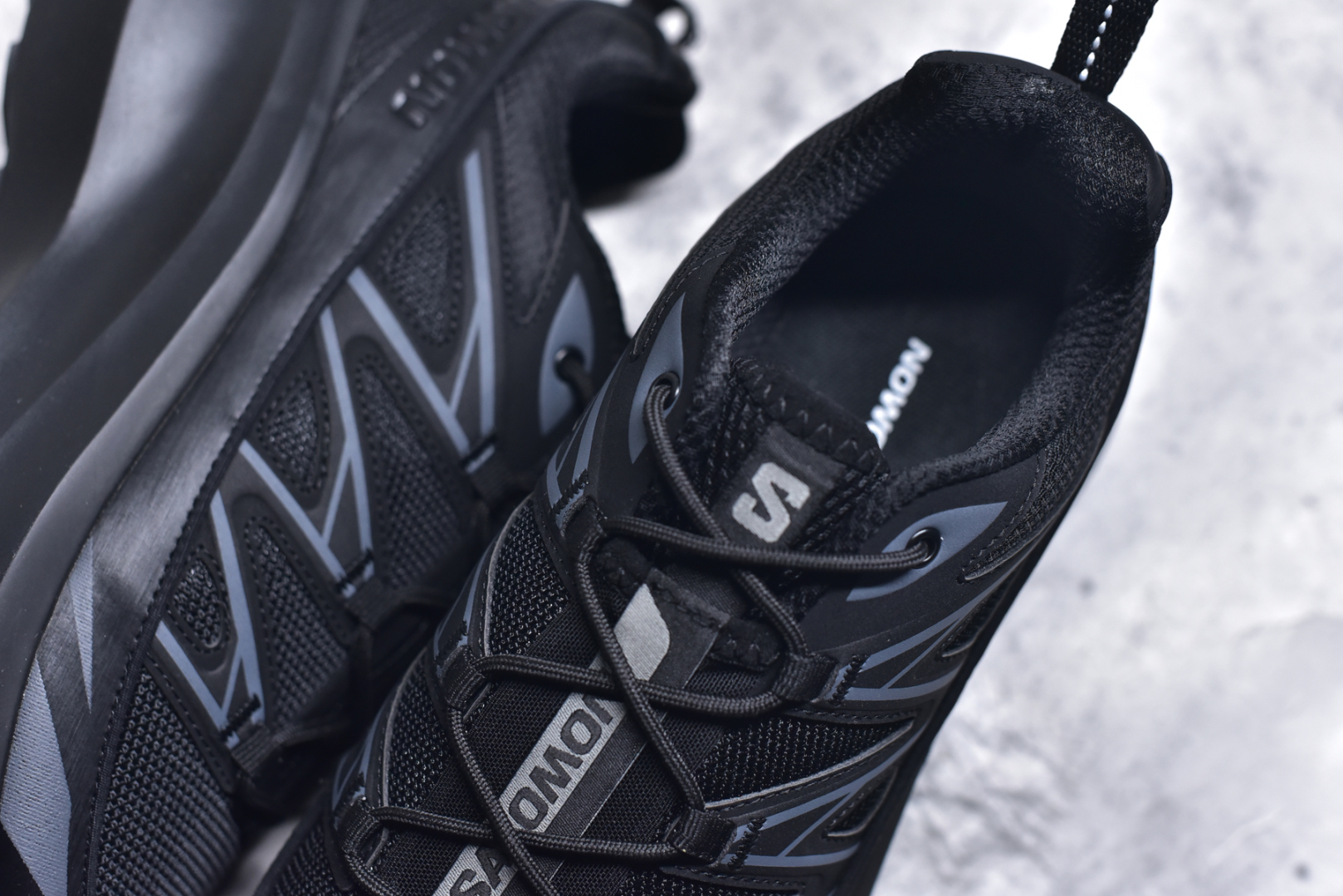 图片[9]-#Comme des Garçons x SALOMON SR811 Leather Platform CDG联名萨洛蒙防滑耐磨低帮运动休闲鞋老爹鞋 纯原外贸平台特供订单 全套原纸板楦头开发 原厂特供网布配套加持 确保原汁原味 完美呈现版型 原档数据独家私模大底 原装Ortholite轻量化鞋垫 中底布带钢印编号 原厂TPU锁扣 进口港宝加持 后跟自然饱满 还原公司包裹性 穿着者可以轻松驾驭户外与通勤下的任何运动生活场景 无缝鞋身户外随意纵横 颜值与脚感兼备 出街通勤 绝对非常吸睛 你值得拥有 尺码：36 36.5 37.5 38 38.5 39 40-选品中心