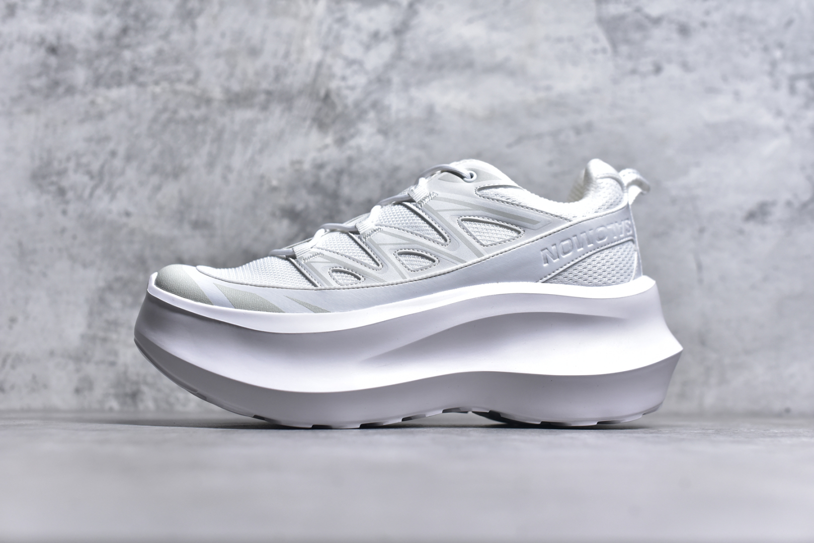 #Comme des Garçons x SALOMON SR811 Leather Platform CDG联名萨洛蒙防滑耐磨低帮运动休闲鞋老爹鞋 纯原外贸平台特供订单 全套原纸板楦头开发 原厂特供网布配套加持 确保原汁原味 完美呈现版型 原档数据独家私模大底 原装Ortholite轻量化鞋垫 中底布带钢印编号 原厂TPU锁扣 进口港宝加持 后跟自然饱满 还原公司包裹性 穿着者可以轻松驾驭户外与通勤下的任何运动生活场景 无缝鞋身户外随意纵横 颜值与脚感兼备 出街通勤 绝对非常吸睛 你值得拥有 尺码：36 36.5 37.5 38 38.5 39 40-选品中心