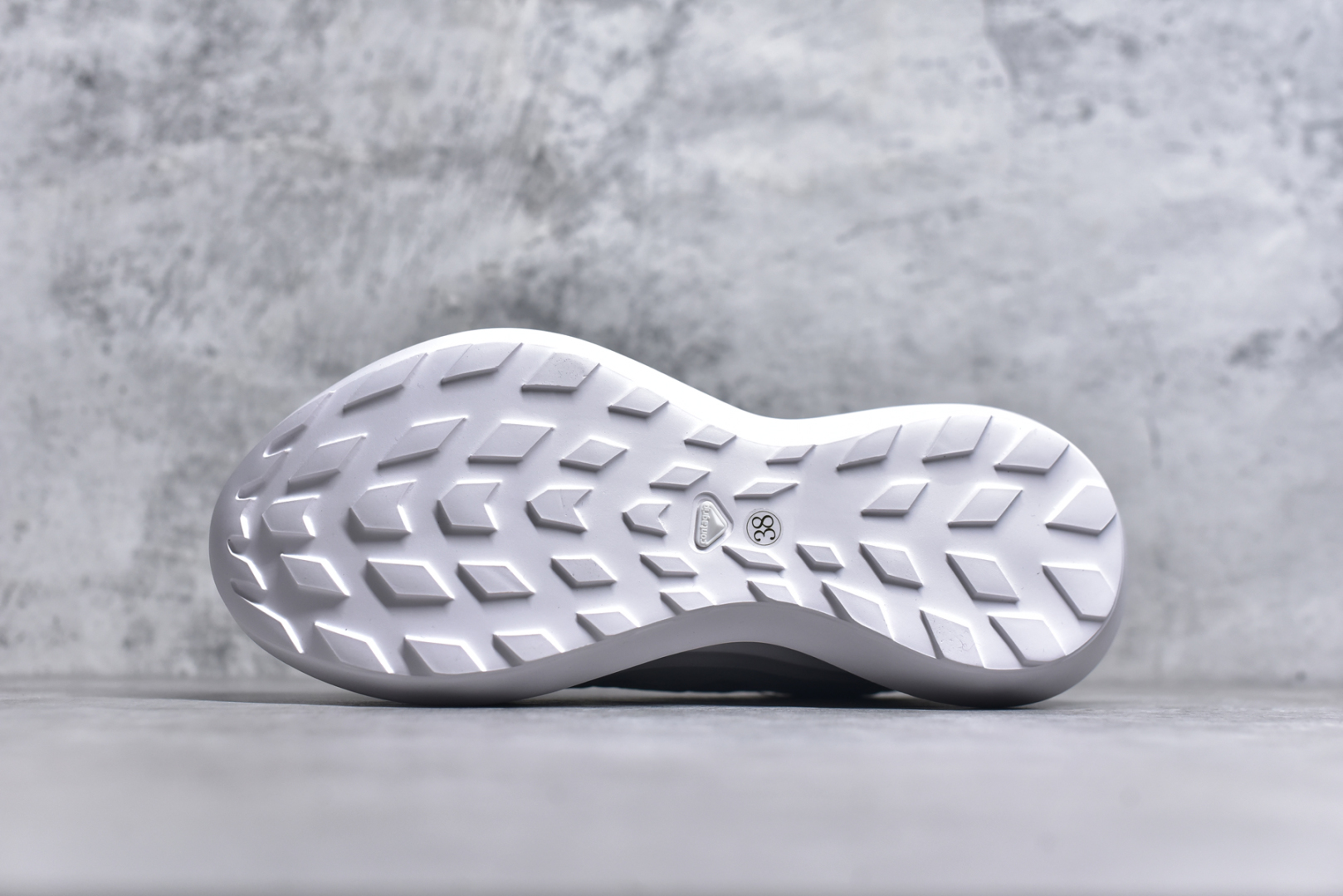 图片[6]-#Comme des Garçons x SALOMON SR811 Leather Platform CDG联名萨洛蒙防滑耐磨低帮运动休闲鞋老爹鞋 纯原外贸平台特供订单 全套原纸板楦头开发 原厂特供网布配套加持 确保原汁原味 完美呈现版型 原档数据独家私模大底 原装Ortholite轻量化鞋垫 中底布带钢印编号 原厂TPU锁扣 进口港宝加持 后跟自然饱满 还原公司包裹性 穿着者可以轻松驾驭户外与通勤下的任何运动生活场景 无缝鞋身户外随意纵横 颜值与脚感兼备 出街通勤 绝对非常吸睛 你值得拥有 尺码：36 36.5 37.5 38 38.5 39 40-选品中心