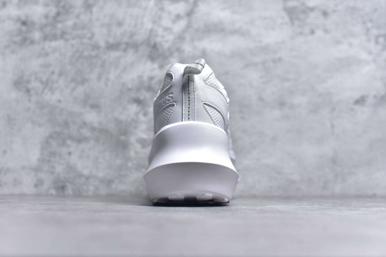 图片[5]-#Comme des Garçons x SALOMON SR811 Leather Platform CDG联名萨洛蒙防滑耐磨低帮运动休闲鞋老爹鞋 纯原外贸平台特供订单 全套原纸板楦头开发 原厂特供网布配套加持 确保原汁原味 完美呈现版型 原档数据独家私模大底 原装Ortholite轻量化鞋垫 中底布带钢印编号 原厂TPU锁扣 进口港宝加持 后跟自然饱满 还原公司包裹性 穿着者可以轻松驾驭户外与通勤下的任何运动生活场景 无缝鞋身户外随意纵横 颜值与脚感兼备 出街通勤 绝对非常吸睛 你值得拥有 尺码：36 36.5 37.5 38 38.5 39 40-选品中心