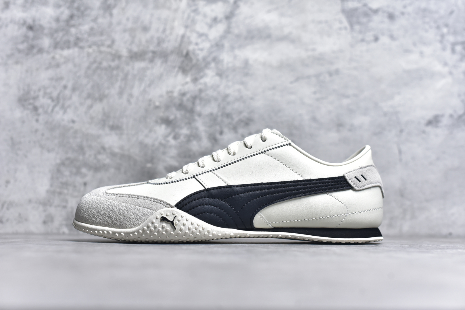 #【纯原M版】Puma Bella UT Leather 彪马薄底系列 复古运动休闲跑鞋 升级版本 细节材料全方位 鞋面设计轻量透气 提供了舒适性和穿着感受 柔软内里材质 穿着更加舒适 橡胶鞋底提供持久的牵引力 货号： 402186 06 尺码： 36 36.5 37.5 38 38.5 39 40 40.5 41 42 42.5 43 44 45-选品中心