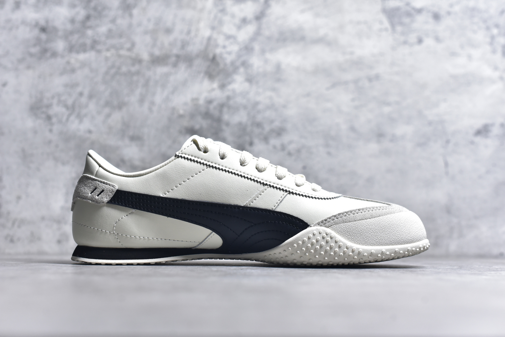 图片[3]-#【纯原M版】Puma Bella UT Leather 彪马薄底系列 复古运动休闲跑鞋 升级版本 细节材料全方位 鞋面设计轻量透气 提供了舒适性和穿着感受 柔软内里材质 穿着更加舒适 橡胶鞋底提供持久的牵引力 货号： 402186 06 尺码： 36 36.5 37.5 38 38.5 39 40 40.5 41 42 42.5 43 44 45-选品中心