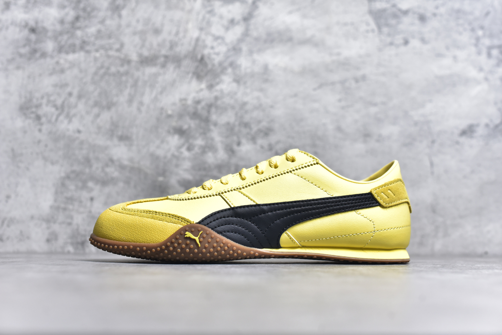 #【纯原M版】Puma Bella UT Leather 彪马薄底系列 复古运动休闲跑鞋 升级版本 细节材料全方位 鞋面设计轻量透气 提供了舒适性和穿着感受 柔软内里材质 穿着更加舒适 橡胶鞋底提供持久的牵引力 货号： 402186 05 尺码： 36 36.5 37.5 38 38.5 39 40 40.5 41 42 42.5 43 44 45-选品中心