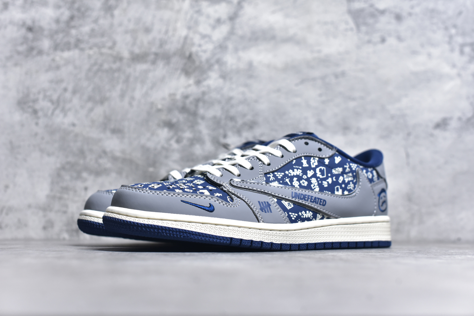 图片[2]-#Travis Scott x Fragment Design x Air Jordan 1 Low OG SP AJ1 乔1 UN联名 灰蓝鬼脸 低帮文化休闲板鞋 XS2024-015 #多方联名合作融合了Travis Scott 独特的音乐风格，藤原浩个性的设计风格以及Jordan品牌的经典元素 使其成为一双具有独特身份和价值的鞋子 清新而立体的外观加上联名标识更突出了其独特身份 这种配色方案显示出活力和时尚感 在视觉上引人注目 鞋身的质感和细腻的细节处理使其显得高端而格调十足 这款“倒钩”联名是设计与创意完美结合 融合多方的个性风格是一款备受瞩目的潮流鞋款 尺码：36 36.5 37.5 38 38.5 39 40 40.5 41 42 42.5 43 44 44.5 45 9.E5-选品中心
