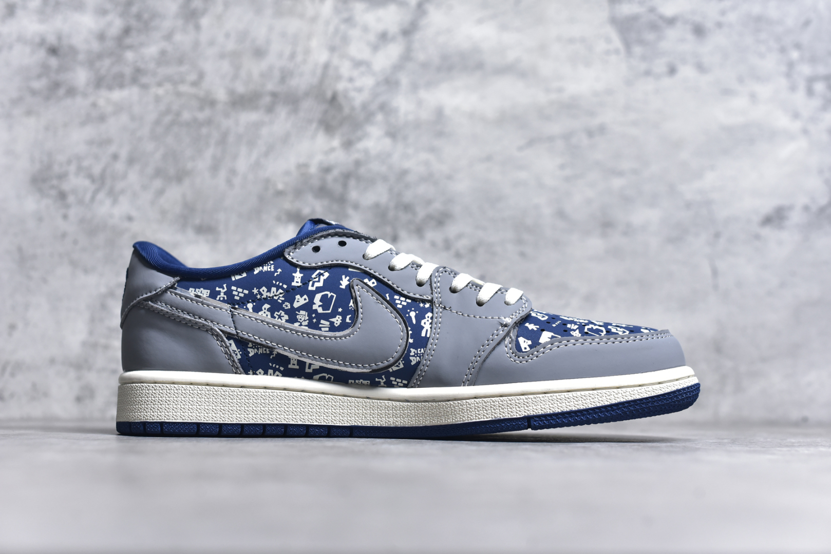 图片[3]-#Travis Scott x Fragment Design x Air Jordan 1 Low OG SP AJ1 乔1 UN联名 灰蓝鬼脸 低帮文化休闲板鞋 XS2024-015 #多方联名合作融合了Travis Scott 独特的音乐风格，藤原浩个性的设计风格以及Jordan品牌的经典元素 使其成为一双具有独特身份和价值的鞋子 清新而立体的外观加上联名标识更突出了其独特身份 这种配色方案显示出活力和时尚感 在视觉上引人注目 鞋身的质感和细腻的细节处理使其显得高端而格调十足 这款“倒钩”联名是设计与创意完美结合 融合多方的个性风格是一款备受瞩目的潮流鞋款 尺码：36 36.5 37.5 38 38.5 39 40 40.5 41 42 42.5 43 44 44.5 45 9.E5-选品中心