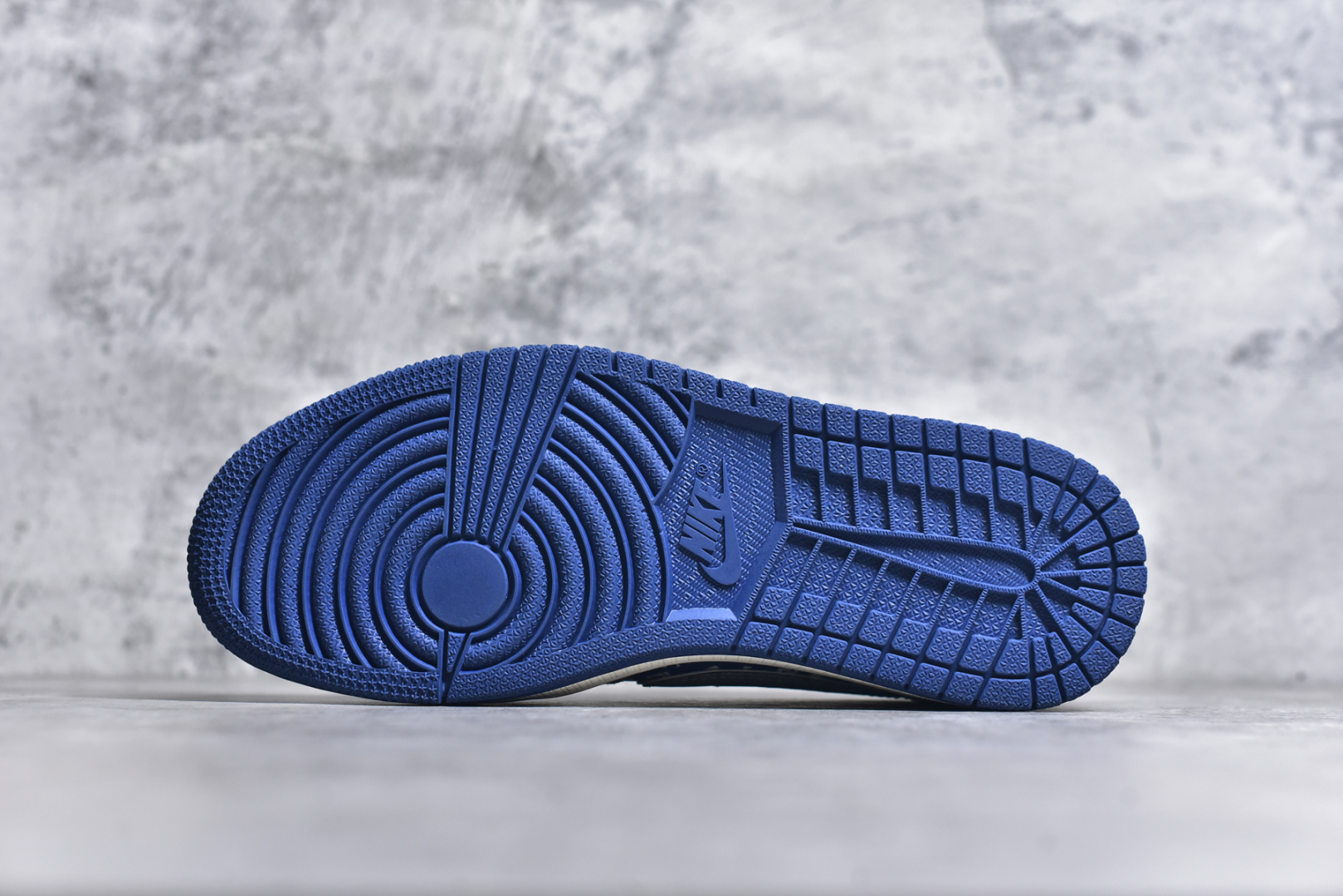 图片[6]-#Travis Scott x Fragment Design x Air Jordan 1 Low OG SP AJ1 乔1 UN联名 灰蓝鬼脸 低帮文化休闲板鞋 XS2024-015 #多方联名合作融合了Travis Scott 独特的音乐风格，藤原浩个性的设计风格以及Jordan品牌的经典元素 使其成为一双具有独特身份和价值的鞋子 清新而立体的外观加上联名标识更突出了其独特身份 这种配色方案显示出活力和时尚感 在视觉上引人注目 鞋身的质感和细腻的细节处理使其显得高端而格调十足 这款“倒钩”联名是设计与创意完美结合 融合多方的个性风格是一款备受瞩目的潮流鞋款 尺码：36 36.5 37.5 38 38.5 39 40 40.5 41 42 42.5 43 44 44.5 45 9.E5-选品中心