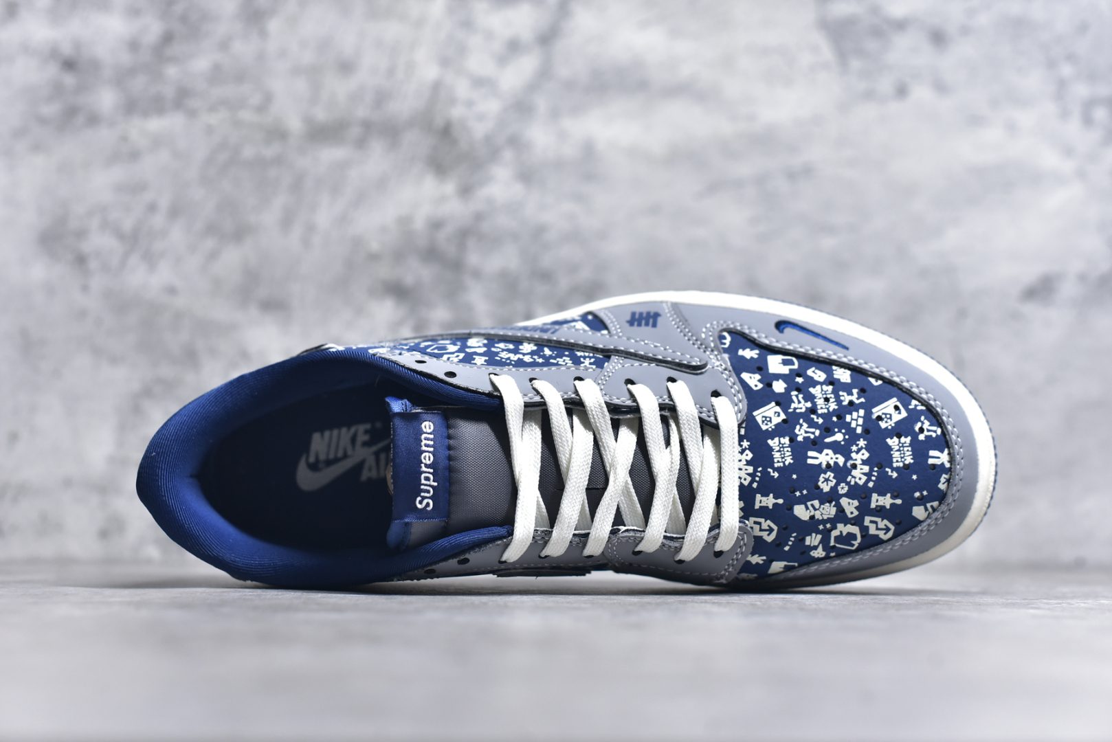 图片[4]-#Travis Scott x Fragment Design x Air Jordan 1 Low OG SP AJ1 乔1 UN联名 灰蓝鬼脸 低帮文化休闲板鞋 XS2024-015 #多方联名合作融合了Travis Scott 独特的音乐风格，藤原浩个性的设计风格以及Jordan品牌的经典元素 使其成为一双具有独特身份和价值的鞋子 清新而立体的外观加上联名标识更突出了其独特身份 这种配色方案显示出活力和时尚感 在视觉上引人注目 鞋身的质感和细腻的细节处理使其显得高端而格调十足 这款“倒钩”联名是设计与创意完美结合 融合多方的个性风格是一款备受瞩目的潮流鞋款 尺码：36 36.5 37.5 38 38.5 39 40 40.5 41 42 42.5 43 44 44.5 45 9.E5-选品中心
