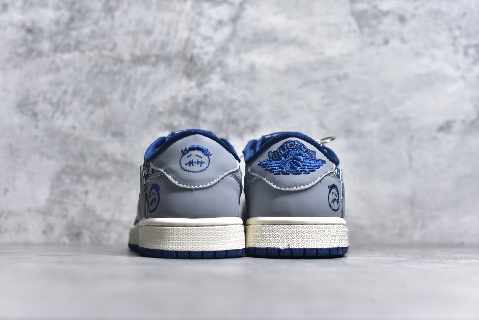 图片[5]-#Travis Scott x Fragment Design x Air Jordan 1 Low OG SP AJ1 乔1 UN联名 灰蓝鬼脸 低帮文化休闲板鞋 XS2024-015 #多方联名合作融合了Travis Scott 独特的音乐风格，藤原浩个性的设计风格以及Jordan品牌的经典元素 使其成为一双具有独特身份和价值的鞋子 清新而立体的外观加上联名标识更突出了其独特身份 这种配色方案显示出活力和时尚感 在视觉上引人注目 鞋身的质感和细腻的细节处理使其显得高端而格调十足 这款“倒钩”联名是设计与创意完美结合 融合多方的个性风格是一款备受瞩目的潮流鞋款 尺码：36 36.5 37.5 38 38.5 39 40 40.5 41 42 42.5 43 44 44.5 45 9.E5-选品中心