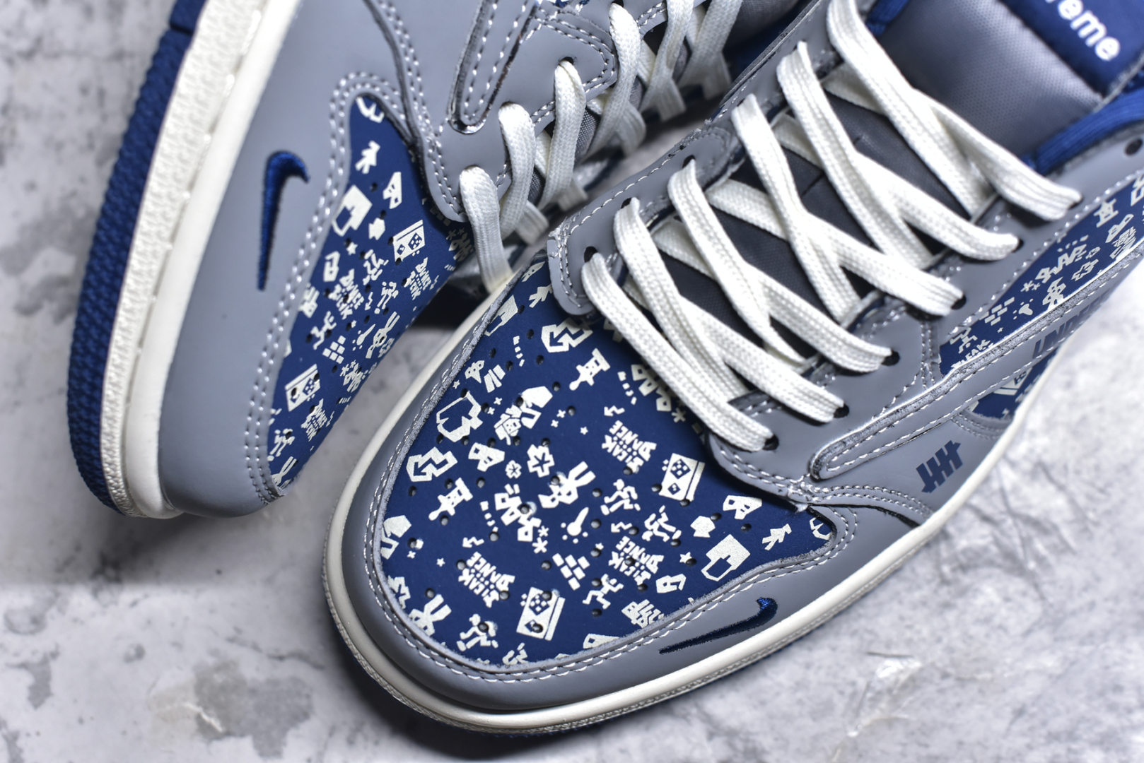 图片[8]-#Travis Scott x Fragment Design x Air Jordan 1 Low OG SP AJ1 乔1 UN联名 灰蓝鬼脸 低帮文化休闲板鞋 XS2024-015 #多方联名合作融合了Travis Scott 独特的音乐风格，藤原浩个性的设计风格以及Jordan品牌的经典元素 使其成为一双具有独特身份和价值的鞋子 清新而立体的外观加上联名标识更突出了其独特身份 这种配色方案显示出活力和时尚感 在视觉上引人注目 鞋身的质感和细腻的细节处理使其显得高端而格调十足 这款“倒钩”联名是设计与创意完美结合 融合多方的个性风格是一款备受瞩目的潮流鞋款 尺码：36 36.5 37.5 38 38.5 39 40 40.5 41 42 42.5 43 44 44.5 45 9.E5-选品中心