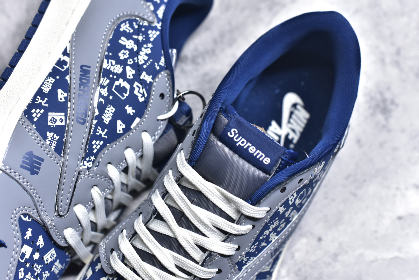 图片[9]-#Travis Scott x Fragment Design x Air Jordan 1 Low OG SP AJ1 乔1 UN联名 灰蓝鬼脸 低帮文化休闲板鞋 XS2024-015 #多方联名合作融合了Travis Scott 独特的音乐风格，藤原浩个性的设计风格以及Jordan品牌的经典元素 使其成为一双具有独特身份和价值的鞋子 清新而立体的外观加上联名标识更突出了其独特身份 这种配色方案显示出活力和时尚感 在视觉上引人注目 鞋身的质感和细腻的细节处理使其显得高端而格调十足 这款“倒钩”联名是设计与创意完美结合 融合多方的个性风格是一款备受瞩目的潮流鞋款 尺码：36 36.5 37.5 38 38.5 39 40 40.5 41 42 42.5 43 44 44.5 45 9.E5-选品中心