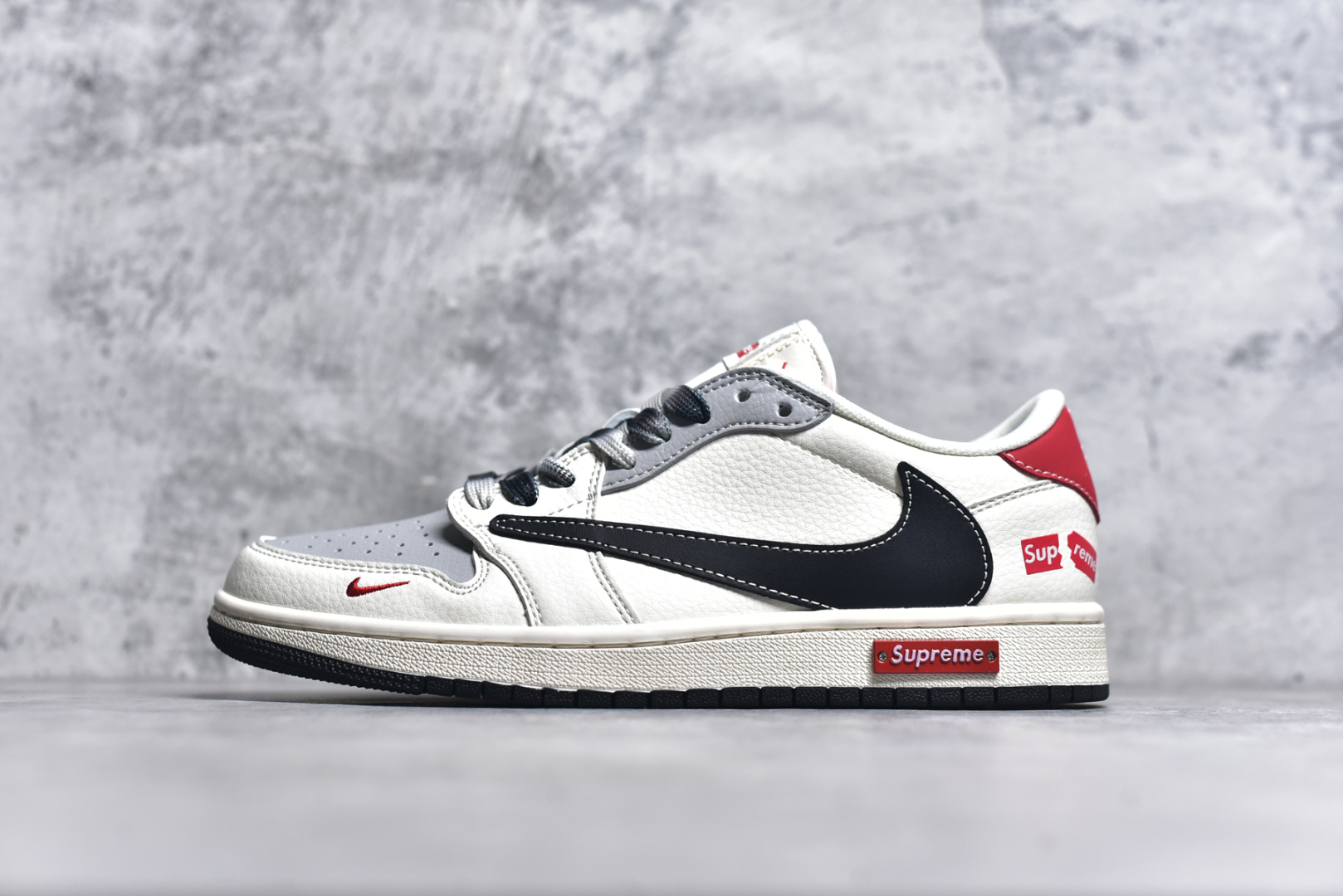 #Travis Scott x Fragment Design x Air Jordan 1 Low OG SP AJ1 乔1 Supreme联名 米黑金属红标 低帮文化休闲板鞋 XS6089-510 #多方联名合作融合了Travis Scott 独特的音乐风格，藤原浩个性的设计风格以及Jordan品牌的经典元素 使其成为一双具有独特身份和价值的鞋子 清新而立体的外观加上联名标识更突出了其独特身份 这种配色方案显示出活力和时尚感 在视觉上引人注目 鞋身的质感和细腻的细节处理使其显得高端而格调十足 这款“倒钩”联名是设计与创意完美结合 融合多方的个性风格是一款备受瞩目的潮流鞋款 尺码：36 36.5 37.5 38 38.5 39 40 40.5 41 42 42.5 43 44 44.5 45 9.E5-选品中心