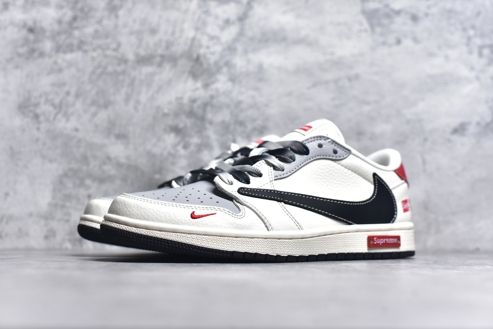 图片[2]-#Travis Scott x Fragment Design x Air Jordan 1 Low OG SP AJ1 乔1 Supreme联名 米黑金属红标 低帮文化休闲板鞋 XS6089-510 #多方联名合作融合了Travis Scott 独特的音乐风格，藤原浩个性的设计风格以及Jordan品牌的经典元素 使其成为一双具有独特身份和价值的鞋子 清新而立体的外观加上联名标识更突出了其独特身份 这种配色方案显示出活力和时尚感 在视觉上引人注目 鞋身的质感和细腻的细节处理使其显得高端而格调十足 这款“倒钩”联名是设计与创意完美结合 融合多方的个性风格是一款备受瞩目的潮流鞋款 尺码：36 36.5 37.5 38 38.5 39 40 40.5 41 42 42.5 43 44 44.5 45 9.E5-选品中心