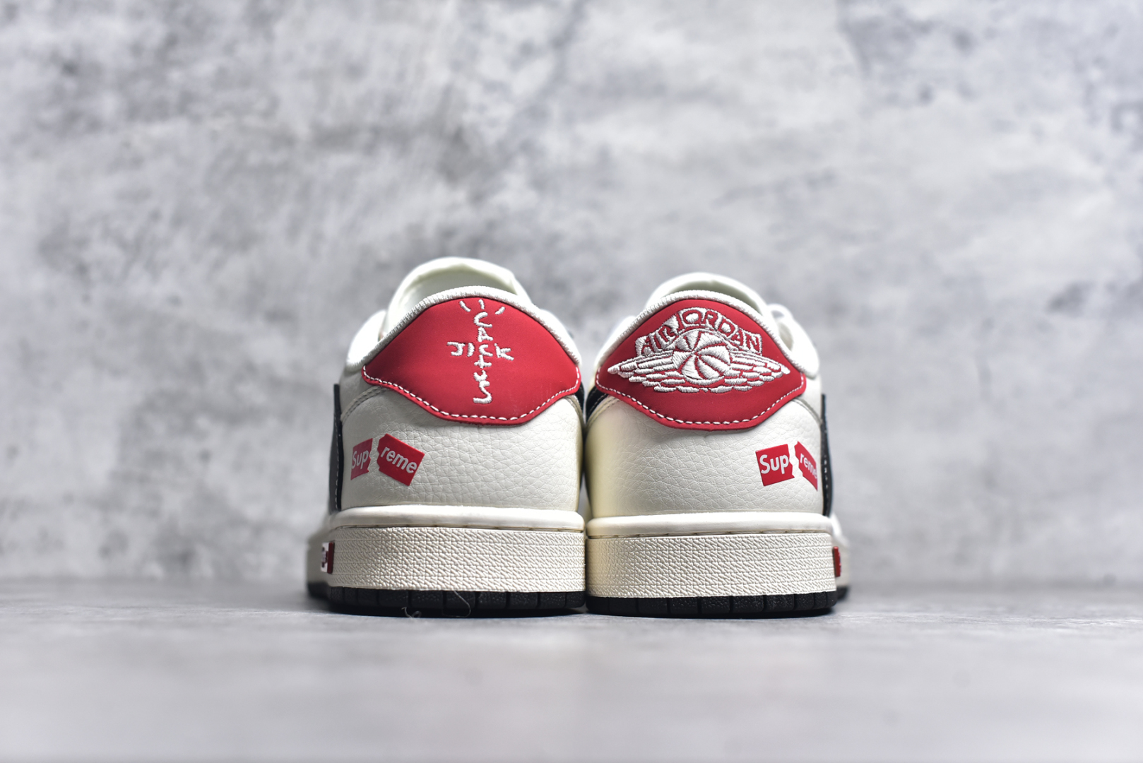 图片[5]-#Travis Scott x Fragment Design x Air Jordan 1 Low OG SP AJ1 乔1 Supreme联名 米黑金属红标 低帮文化休闲板鞋 XS6089-510 #多方联名合作融合了Travis Scott 独特的音乐风格，藤原浩个性的设计风格以及Jordan品牌的经典元素 使其成为一双具有独特身份和价值的鞋子 清新而立体的外观加上联名标识更突出了其独特身份 这种配色方案显示出活力和时尚感 在视觉上引人注目 鞋身的质感和细腻的细节处理使其显得高端而格调十足 这款“倒钩”联名是设计与创意完美结合 融合多方的个性风格是一款备受瞩目的潮流鞋款 尺码：36 36.5 37.5 38 38.5 39 40 40.5 41 42 42.5 43 44 44.5 45 9.E5-选品中心
