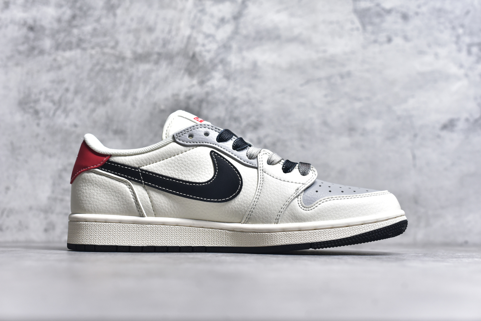 图片[3]-#Travis Scott x Fragment Design x Air Jordan 1 Low OG SP AJ1 乔1 Supreme联名 米黑金属红标 低帮文化休闲板鞋 XS6089-510 #多方联名合作融合了Travis Scott 独特的音乐风格，藤原浩个性的设计风格以及Jordan品牌的经典元素 使其成为一双具有独特身份和价值的鞋子 清新而立体的外观加上联名标识更突出了其独特身份 这种配色方案显示出活力和时尚感 在视觉上引人注目 鞋身的质感和细腻的细节处理使其显得高端而格调十足 这款“倒钩”联名是设计与创意完美结合 融合多方的个性风格是一款备受瞩目的潮流鞋款 尺码：36 36.5 37.5 38 38.5 39 40 40.5 41 42 42.5 43 44 44.5 45 9.E5-选品中心