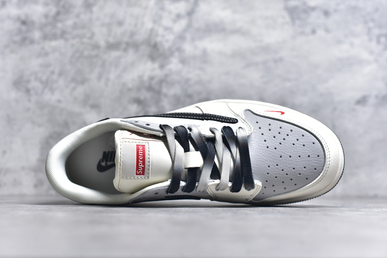 图片[4]-#Travis Scott x Fragment Design x Air Jordan 1 Low OG SP AJ1 乔1 Supreme联名 米黑金属红标 低帮文化休闲板鞋 XS6089-510 #多方联名合作融合了Travis Scott 独特的音乐风格，藤原浩个性的设计风格以及Jordan品牌的经典元素 使其成为一双具有独特身份和价值的鞋子 清新而立体的外观加上联名标识更突出了其独特身份 这种配色方案显示出活力和时尚感 在视觉上引人注目 鞋身的质感和细腻的细节处理使其显得高端而格调十足 这款“倒钩”联名是设计与创意完美结合 融合多方的个性风格是一款备受瞩目的潮流鞋款 尺码：36 36.5 37.5 38 38.5 39 40 40.5 41 42 42.5 43 44 44.5 45 9.E5-选品中心