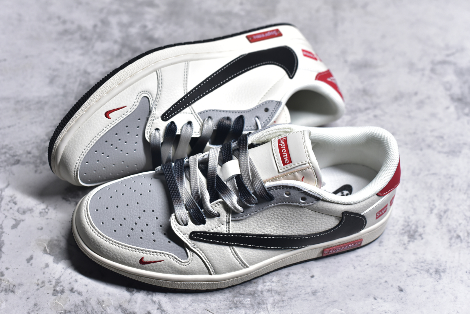 图片[7]-#Travis Scott x Fragment Design x Air Jordan 1 Low OG SP AJ1 乔1 Supreme联名 米黑金属红标 低帮文化休闲板鞋 XS6089-510 #多方联名合作融合了Travis Scott 独特的音乐风格，藤原浩个性的设计风格以及Jordan品牌的经典元素 使其成为一双具有独特身份和价值的鞋子 清新而立体的外观加上联名标识更突出了其独特身份 这种配色方案显示出活力和时尚感 在视觉上引人注目 鞋身的质感和细腻的细节处理使其显得高端而格调十足 这款“倒钩”联名是设计与创意完美结合 融合多方的个性风格是一款备受瞩目的潮流鞋款 尺码：36 36.5 37.5 38 38.5 39 40 40.5 41 42 42.5 43 44 44.5 45 9.E5-选品中心