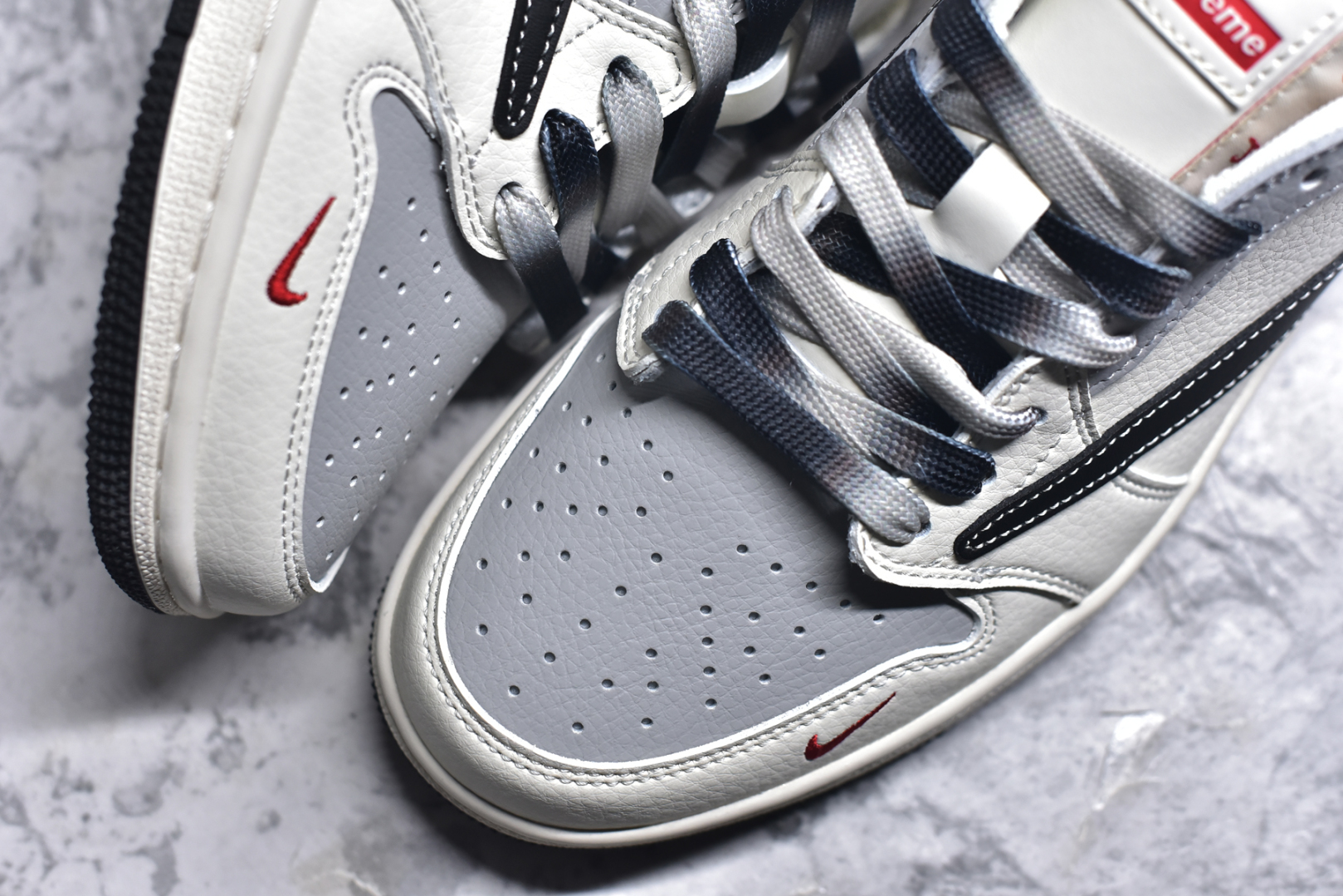图片[8]-#Travis Scott x Fragment Design x Air Jordan 1 Low OG SP AJ1 乔1 Supreme联名 米黑金属红标 低帮文化休闲板鞋 XS6089-510 #多方联名合作融合了Travis Scott 独特的音乐风格，藤原浩个性的设计风格以及Jordan品牌的经典元素 使其成为一双具有独特身份和价值的鞋子 清新而立体的外观加上联名标识更突出了其独特身份 这种配色方案显示出活力和时尚感 在视觉上引人注目 鞋身的质感和细腻的细节处理使其显得高端而格调十足 这款“倒钩”联名是设计与创意完美结合 融合多方的个性风格是一款备受瞩目的潮流鞋款 尺码：36 36.5 37.5 38 38.5 39 40 40.5 41 42 42.5 43 44 44.5 45 9.E5-选品中心
