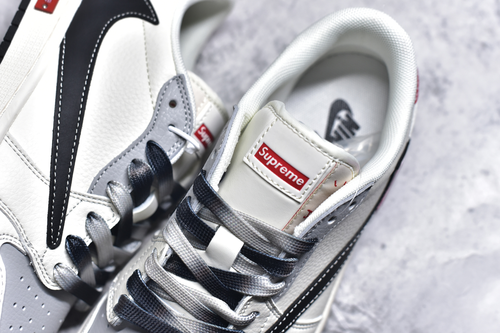 图片[9]-#Travis Scott x Fragment Design x Air Jordan 1 Low OG SP AJ1 乔1 Supreme联名 米黑金属红标 低帮文化休闲板鞋 XS6089-510 #多方联名合作融合了Travis Scott 独特的音乐风格，藤原浩个性的设计风格以及Jordan品牌的经典元素 使其成为一双具有独特身份和价值的鞋子 清新而立体的外观加上联名标识更突出了其独特身份 这种配色方案显示出活力和时尚感 在视觉上引人注目 鞋身的质感和细腻的细节处理使其显得高端而格调十足 这款“倒钩”联名是设计与创意完美结合 融合多方的个性风格是一款备受瞩目的潮流鞋款 尺码：36 36.5 37.5 38 38.5 39 40 40.5 41 42 42.5 43 44 44.5 45 9.E5-选品中心