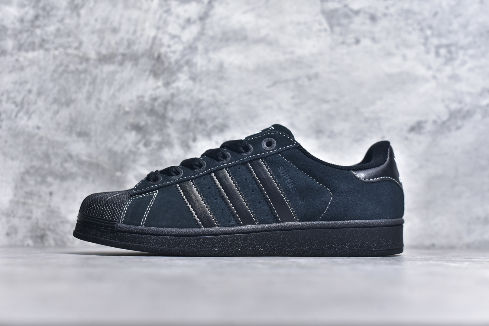 #AD Originals Superstar 经典复古贝壳头板鞋 JH5470 诞生于1969年 是第一双将全皮面鞋 身与橡胶鞋头结合在一起的低帮篮球鞋 Superstar最开始 是作为高帮篮球鞋Pro Model的低帮版本而出现的 但因为其独特和醒目的橡胶鞋头造型而让大家熟知 被大家形象地称为\”shelltoe\”贝壳头 在70年代的美国职业篮球场上 接近3/4的NBA球员都将这双Superstar作为场上用鞋 80年代之后 经过不断的改良和发展 Superstar逐渐成为横跨时装、音乐、街头文化、休闲和运动等各大领域的时尚潮鞋 尺码：36 36.5 37 38 38.5 39 40 40.5 41 42 42.5 43 44 44.5 45-选品中心