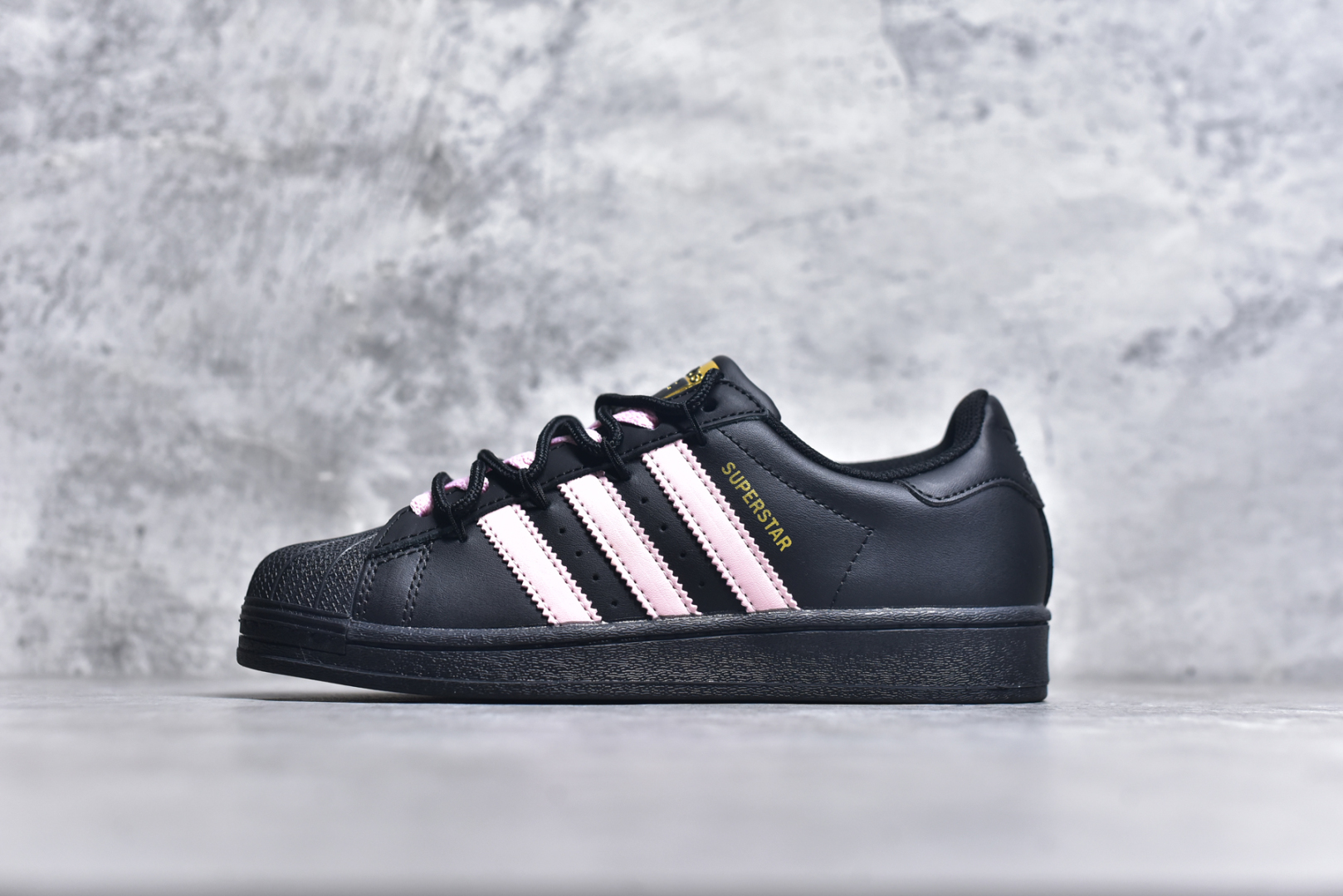 #AD Originals Superstar 经典复古贝壳头板鞋 EG4959 诞生于1969年 是第一双将全皮面鞋 身与橡胶鞋头结合在一起的低帮篮球鞋 Superstar最开始 是作为高帮篮球鞋Pro Model的低帮版本而出现的 但因为其独特和醒目的橡胶鞋头造型而让大家熟知 被大家形象地称为\”shelltoe\”贝壳头 在70年代的美国职业篮球场上 接近3/4的NBA球员都将这双Superstar作为场上用鞋 80年代之后 经过不断的改良和发展 Superstar逐渐成为横跨时装、音乐、街头文化、休闲和运动等各大领域的时尚潮鞋 尺码：36 36.5 37 38 38.5 39 40 40.5 41 42 42.5 43 44 44.5 45-选品中心