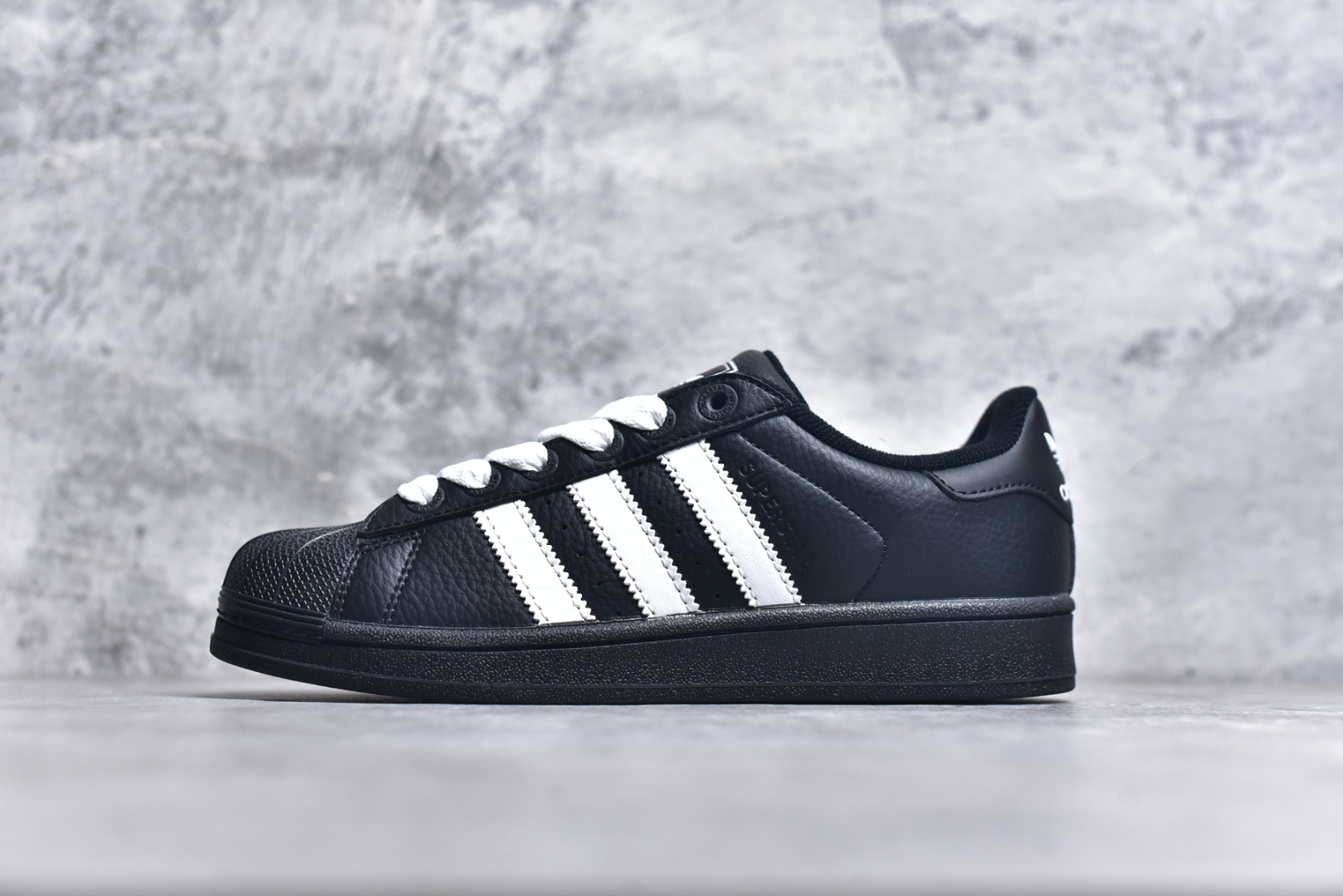 #AD Originals Superstar 经典复古贝壳头板鞋 JI3538 诞生于1969年 是第一双将全皮面鞋 身与橡胶鞋头结合在一起的低帮篮球鞋 Superstar最开始 是作为高帮篮球鞋Pro Model的低帮版本而出现的 但因为其独特和醒目的橡胶鞋头造型而让大家熟知 被大家形象地称为\”shelltoe\”贝壳头 在70年代的美国职业篮球场上 接近3/4的NBA球员都将这双Superstar作为场上用鞋 80年代之后 经过不断的改良和发展 Superstar逐渐成为横跨时装、音乐、街头文化、休闲和运动等各大领域的时尚潮鞋 尺码：36 36.5 37 38 38.5 39 40 40.5 41 42 42.5 43 44 44.5 45-选品中心