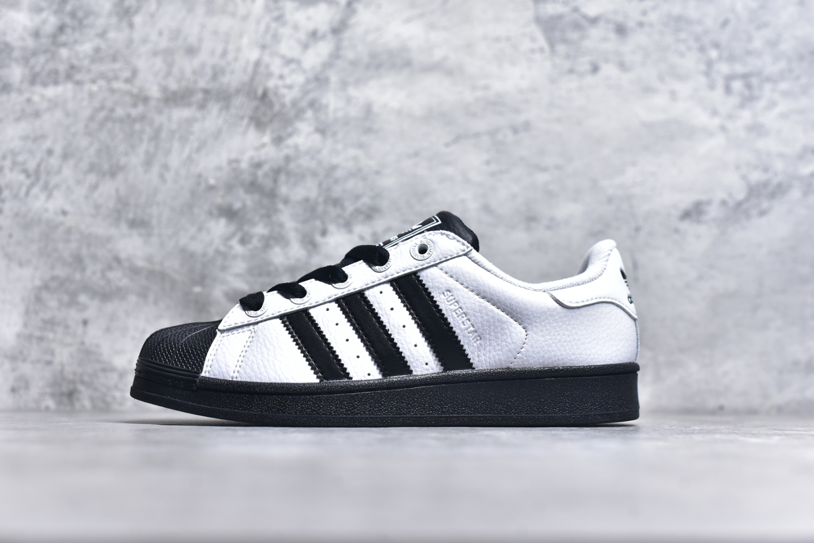#AD Originals Superstar 经典复古贝壳头板鞋 JI0124 诞生于1969年 是第一双将全皮面鞋 身与橡胶鞋头结合在一起的低帮篮球鞋 Superstar最开始 是作为高帮篮球鞋Pro Model的低帮版本而出现的 但因为其独特和醒目的橡胶鞋头造型而让大家熟知 被大家形象地称为\”shelltoe\”贝壳头 在70年代的美国职业篮球场上 接近3/4的NBA球员都将这双Superstar作为场上用鞋 80年代之后 经过不断的改良和发展 Superstar逐渐成为横跨时装、音乐、街头文化、休闲和运动等各大领域的时尚潮鞋 尺码：36 36.5 37 38 38.5 39 40 40.5 41 42 42.5 43 44 44.5 45-选品中心