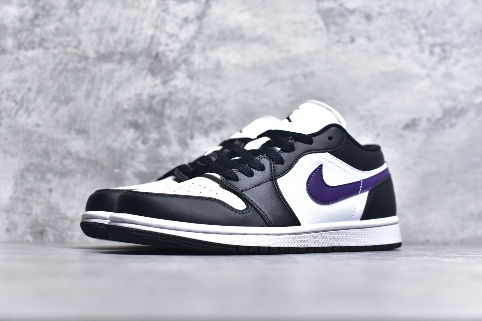 图片[2]-#K版 Air Jordan AJ1 Low 低帮 黑白紫 HJ5911-105 全新流水线出品 DT版本唯一平替选择 市场第二梯队最强版 全部原鞋开发 原楦原纸板开发 全鞋电脑针车 原厂内置全掌气垫 原盒内在原标 唯一Zp原版鞋带绑法 免检产品 全新2022版型 全头层皮料 完美零毛边处理 原厂配置全掌气垫 价格定位良心 几十个配色陆续出货 实拍调校N版已经零色差零失真 百分百还原实物色彩所见即所得 不存在货不对板色差等低级问题 选购参考实物拍摄 不混卖不参货 只用心做好货严格选品 承诺混一赔十 尺码：36 36.5 37.5 38 38.5 39 40 40.5 41 42 42.5 43 44 44.5 45-选品中心