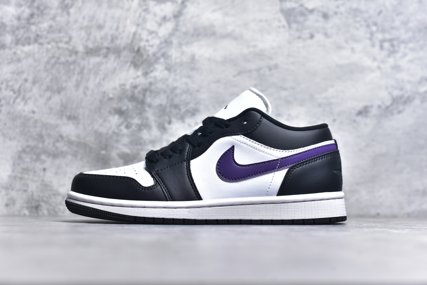 #K版 Air Jordan AJ1 Low 低帮 黑白紫 HJ5911-105 全新流水线出品 DT版本唯一平替选择 市场第二梯队最强版 全部原鞋开发 原楦原纸板开发 全鞋电脑针车 原厂内置全掌气垫 原盒内在原标 唯一Zp原版鞋带绑法 免检产品 全新2022版型 全头层皮料 完美零毛边处理 原厂配置全掌气垫 价格定位良心 几十个配色陆续出货 实拍调校N版已经零色差零失真 百分百还原实物色彩所见即所得 不存在货不对板色差等低级问题 选购参考实物拍摄 不混卖不参货 只用心做好货严格选品 承诺混一赔十 尺码：36 36.5 37.5 38 38.5 39 40 40.5 41 42 42.5 43 44 44.5 45-选品中心
