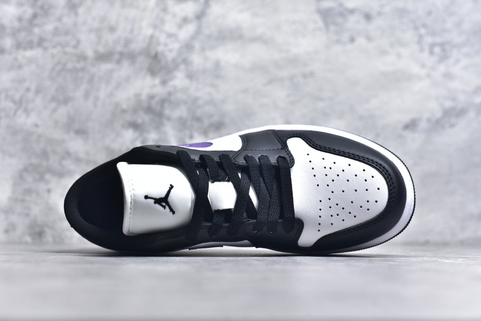 图片[4]-#K版 Air Jordan AJ1 Low 低帮 黑白紫 HJ5911-105 全新流水线出品 DT版本唯一平替选择 市场第二梯队最强版 全部原鞋开发 原楦原纸板开发 全鞋电脑针车 原厂内置全掌气垫 原盒内在原标 唯一Zp原版鞋带绑法 免检产品 全新2022版型 全头层皮料 完美零毛边处理 原厂配置全掌气垫 价格定位良心 几十个配色陆续出货 实拍调校N版已经零色差零失真 百分百还原实物色彩所见即所得 不存在货不对板色差等低级问题 选购参考实物拍摄 不混卖不参货 只用心做好货严格选品 承诺混一赔十 尺码：36 36.5 37.5 38 38.5 39 40 40.5 41 42 42.5 43 44 44.5 45-选品中心