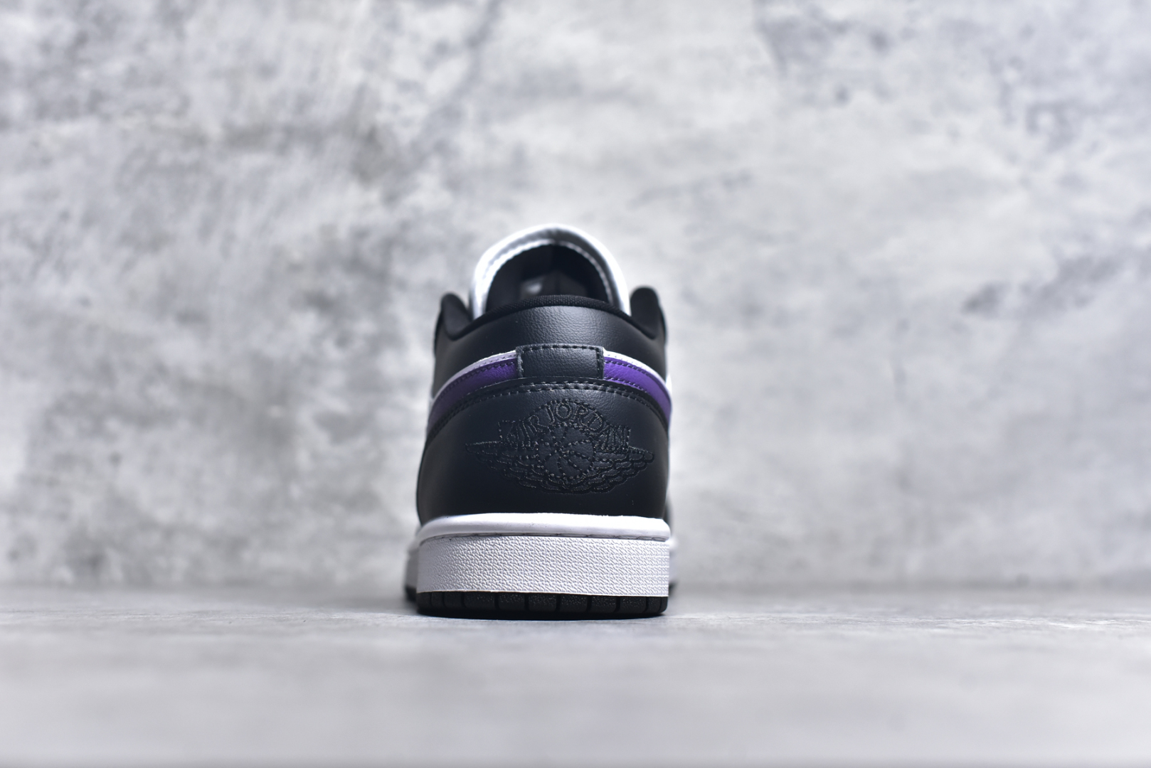 图片[5]-#K版 Air Jordan AJ1 Low 低帮 黑白紫 HJ5911-105 全新流水线出品 DT版本唯一平替选择 市场第二梯队最强版 全部原鞋开发 原楦原纸板开发 全鞋电脑针车 原厂内置全掌气垫 原盒内在原标 唯一Zp原版鞋带绑法 免检产品 全新2022版型 全头层皮料 完美零毛边处理 原厂配置全掌气垫 价格定位良心 几十个配色陆续出货 实拍调校N版已经零色差零失真 百分百还原实物色彩所见即所得 不存在货不对板色差等低级问题 选购参考实物拍摄 不混卖不参货 只用心做好货严格选品 承诺混一赔十 尺码：36 36.5 37.5 38 38.5 39 40 40.5 41 42 42.5 43 44 44.5 45-选品中心