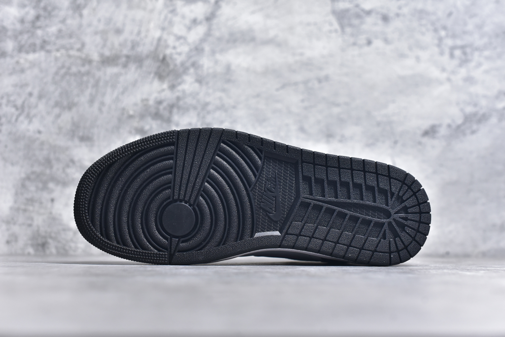 图片[6]-#K版 Air Jordan AJ1 Low 低帮 黑白紫 HJ5911-105 全新流水线出品 DT版本唯一平替选择 市场第二梯队最强版 全部原鞋开发 原楦原纸板开发 全鞋电脑针车 原厂内置全掌气垫 原盒内在原标 唯一Zp原版鞋带绑法 免检产品 全新2022版型 全头层皮料 完美零毛边处理 原厂配置全掌气垫 价格定位良心 几十个配色陆续出货 实拍调校N版已经零色差零失真 百分百还原实物色彩所见即所得 不存在货不对板色差等低级问题 选购参考实物拍摄 不混卖不参货 只用心做好货严格选品 承诺混一赔十 尺码：36 36.5 37.5 38 38.5 39 40 40.5 41 42 42.5 43 44 44.5 45-选品中心