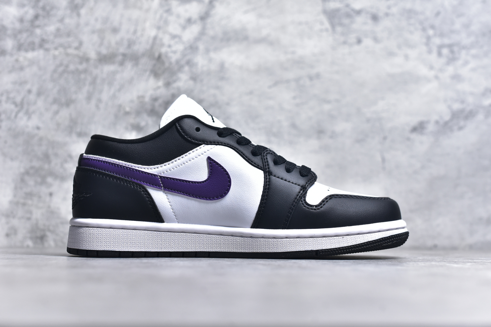 图片[3]-#K版 Air Jordan AJ1 Low 低帮 黑白紫 HJ5911-105 全新流水线出品 DT版本唯一平替选择 市场第二梯队最强版 全部原鞋开发 原楦原纸板开发 全鞋电脑针车 原厂内置全掌气垫 原盒内在原标 唯一Zp原版鞋带绑法 免检产品 全新2022版型 全头层皮料 完美零毛边处理 原厂配置全掌气垫 价格定位良心 几十个配色陆续出货 实拍调校N版已经零色差零失真 百分百还原实物色彩所见即所得 不存在货不对板色差等低级问题 选购参考实物拍摄 不混卖不参货 只用心做好货严格选品 承诺混一赔十 尺码：36 36.5 37.5 38 38.5 39 40 40.5 41 42 42.5 43 44 44.5 45-选品中心
