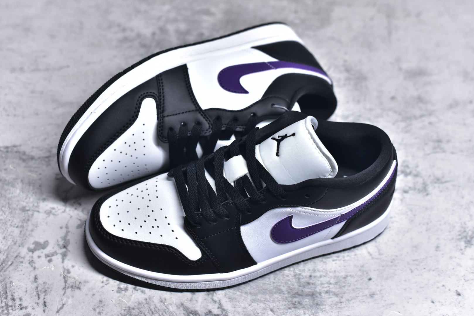 图片[7]-#K版 Air Jordan AJ1 Low 低帮 黑白紫 HJ5911-105 全新流水线出品 DT版本唯一平替选择 市场第二梯队最强版 全部原鞋开发 原楦原纸板开发 全鞋电脑针车 原厂内置全掌气垫 原盒内在原标 唯一Zp原版鞋带绑法 免检产品 全新2022版型 全头层皮料 完美零毛边处理 原厂配置全掌气垫 价格定位良心 几十个配色陆续出货 实拍调校N版已经零色差零失真 百分百还原实物色彩所见即所得 不存在货不对板色差等低级问题 选购参考实物拍摄 不混卖不参货 只用心做好货严格选品 承诺混一赔十 尺码：36 36.5 37.5 38 38.5 39 40 40.5 41 42 42.5 43 44 44.5 45-选品中心