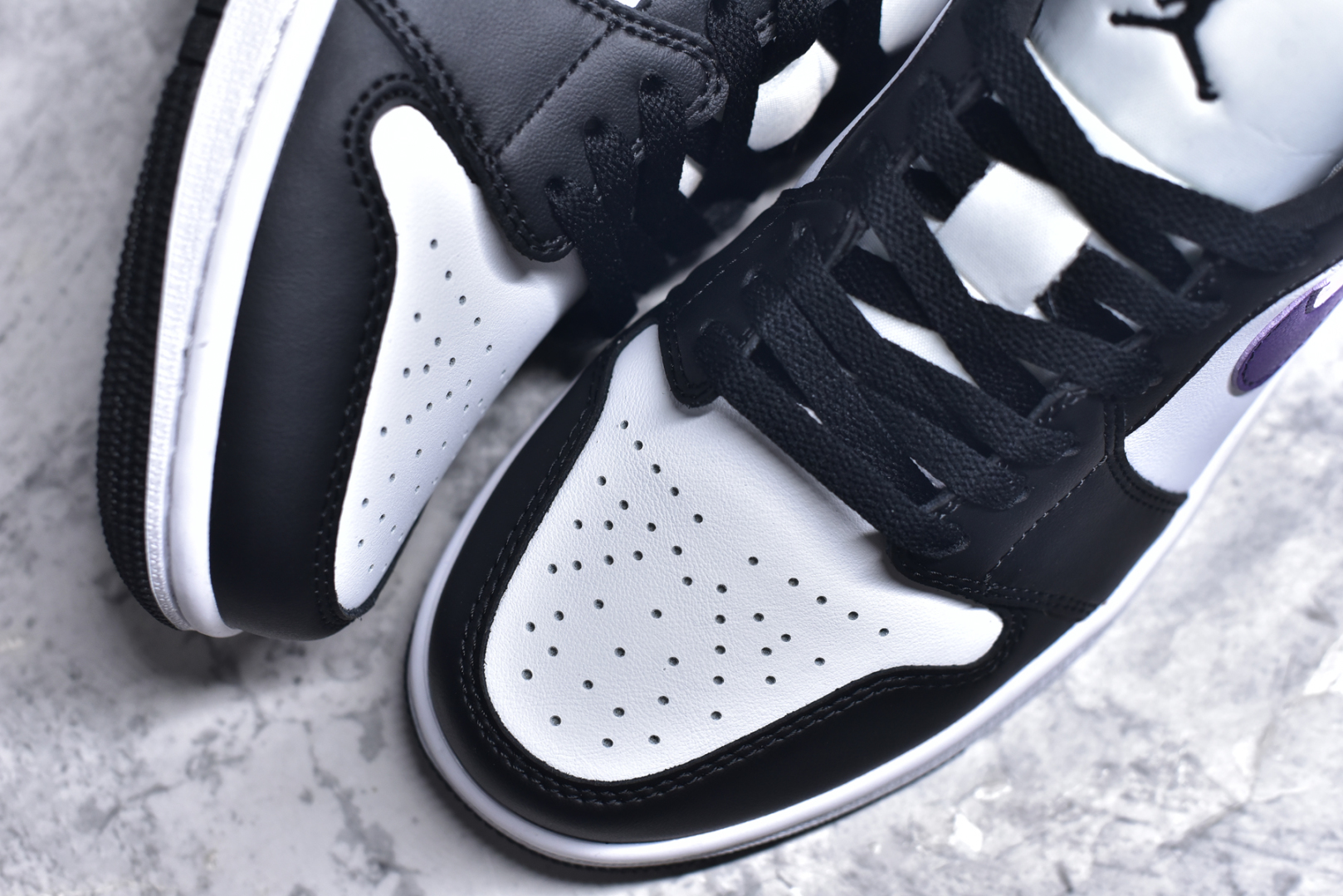 图片[8]-#K版 Air Jordan AJ1 Low 低帮 黑白紫 HJ5911-105 全新流水线出品 DT版本唯一平替选择 市场第二梯队最强版 全部原鞋开发 原楦原纸板开发 全鞋电脑针车 原厂内置全掌气垫 原盒内在原标 唯一Zp原版鞋带绑法 免检产品 全新2022版型 全头层皮料 完美零毛边处理 原厂配置全掌气垫 价格定位良心 几十个配色陆续出货 实拍调校N版已经零色差零失真 百分百还原实物色彩所见即所得 不存在货不对板色差等低级问题 选购参考实物拍摄 不混卖不参货 只用心做好货严格选品 承诺混一赔十 尺码：36 36.5 37.5 38 38.5 39 40 40.5 41 42 42.5 43 44 44.5 45-选品中心