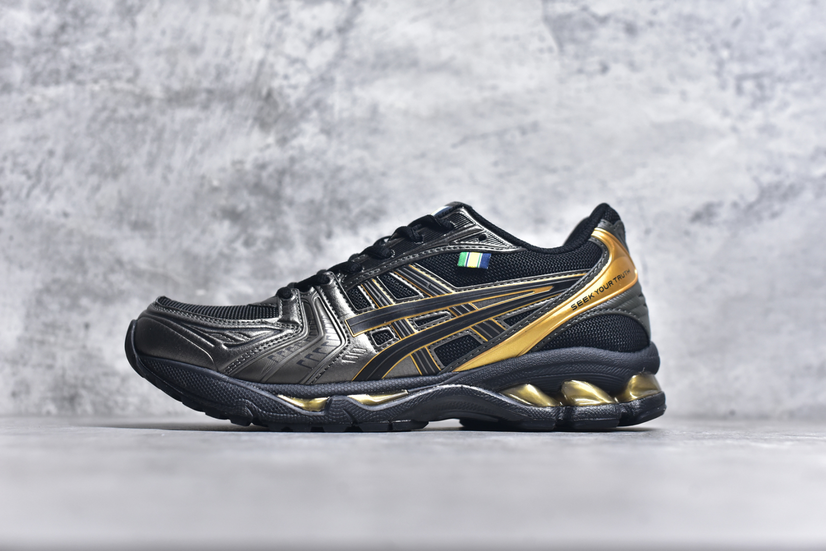 #ASICS GEL-KAYANO 14 亚瑟士K14系列户外复古潮流百搭织物合成革缓震休闲跑步鞋 原装纸板楦头开发 独家私模五层组合大底 原厂定制缓震硅胶加持 原盒原配 官方四联吊牌 原装Ortholite轻量化鞋垫 设计师 Hidenori Yamashita 以「Flash」一词为灵感 创造出未来感金属色鞋面 改造升级内在性能 由内而外全面革新 为 GEL-KAYANO 家族传承及经典跑鞋文化的延续 创下里程碑式作品 K14跑鞋重新诠释了复古的跑步形状 并以其 2000 年代后期的美学理念重新铺装 银色与蓝色的鞋面极为高档 网面铺陈与鞋面、鞋头多处细节位增添了透气性 鞋后跟部中底上以及多密度耐磨鞋底增加了 GEL 缓震胶 提供高抗冲击性、缓冲性、可保护脚部免受地面冲击的影响 穿着舒适性十足 实拍调校N版已经零色差零失真 百分百还原实物色彩所见即所得 不存在货不对板色差等低级问题 选购参考实物拍摄 不混卖不参货 只用心做好货严格选品 承诺混一赔十 尺码：36 36.5 37.5 38 38.5 39 40 40.5 41 42 42.5 43 44 44.5 45-选品中心