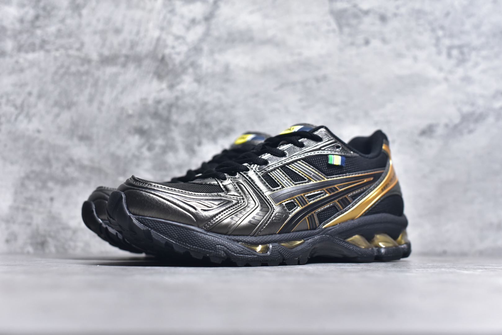 图片[2]-#ASICS GEL-KAYANO 14 亚瑟士K14系列户外复古潮流百搭织物合成革缓震休闲跑步鞋 原装纸板楦头开发 独家私模五层组合大底 原厂定制缓震硅胶加持 原盒原配 官方四联吊牌 原装Ortholite轻量化鞋垫 设计师 Hidenori Yamashita 以「Flash」一词为灵感 创造出未来感金属色鞋面 改造升级内在性能 由内而外全面革新 为 GEL-KAYANO 家族传承及经典跑鞋文化的延续 创下里程碑式作品 K14跑鞋重新诠释了复古的跑步形状 并以其 2000 年代后期的美学理念重新铺装 银色与蓝色的鞋面极为高档 网面铺陈与鞋面、鞋头多处细节位增添了透气性 鞋后跟部中底上以及多密度耐磨鞋底增加了 GEL 缓震胶 提供高抗冲击性、缓冲性、可保护脚部免受地面冲击的影响 穿着舒适性十足 实拍调校N版已经零色差零失真 百分百还原实物色彩所见即所得 不存在货不对板色差等低级问题 选购参考实物拍摄 不混卖不参货 只用心做好货严格选品 承诺混一赔十 尺码：36 36.5 37.5 38 38.5 39 40 40.5 41 42 42.5 43 44 44.5 45-选品中心