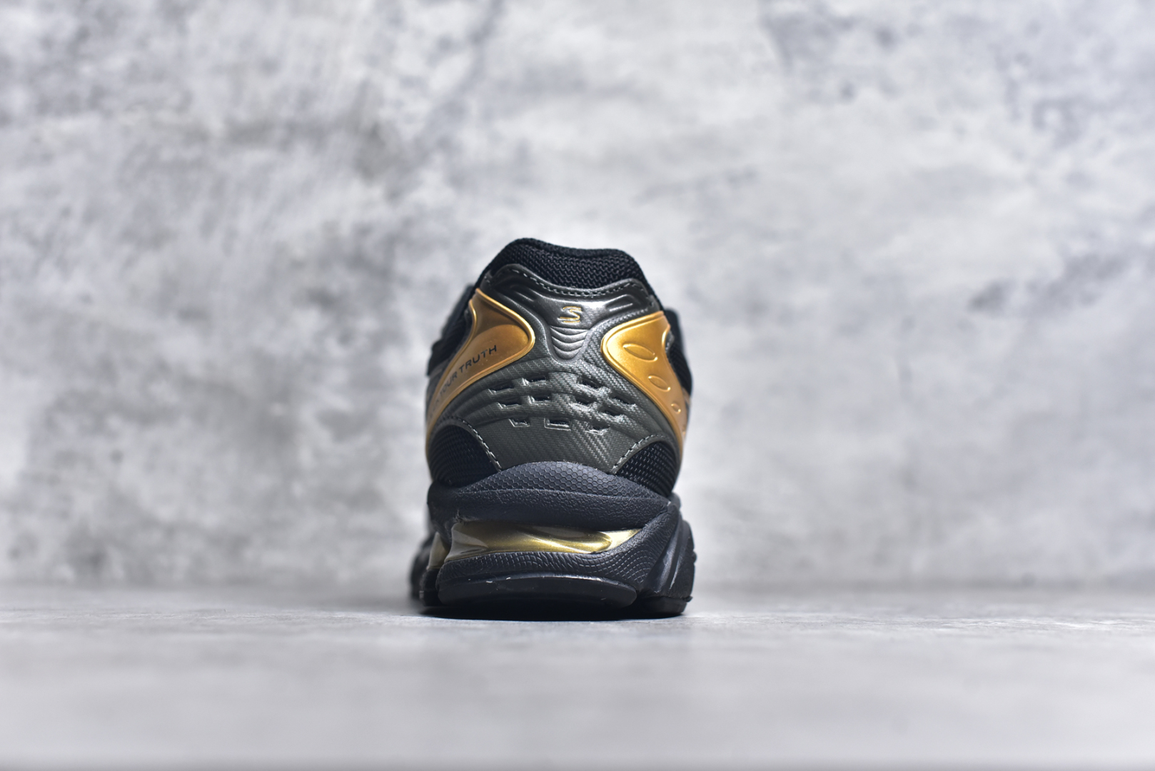 图片[5]-#ASICS GEL-KAYANO 14 亚瑟士K14系列户外复古潮流百搭织物合成革缓震休闲跑步鞋 原装纸板楦头开发 独家私模五层组合大底 原厂定制缓震硅胶加持 原盒原配 官方四联吊牌 原装Ortholite轻量化鞋垫 设计师 Hidenori Yamashita 以「Flash」一词为灵感 创造出未来感金属色鞋面 改造升级内在性能 由内而外全面革新 为 GEL-KAYANO 家族传承及经典跑鞋文化的延续 创下里程碑式作品 K14跑鞋重新诠释了复古的跑步形状 并以其 2000 年代后期的美学理念重新铺装 银色与蓝色的鞋面极为高档 网面铺陈与鞋面、鞋头多处细节位增添了透气性 鞋后跟部中底上以及多密度耐磨鞋底增加了 GEL 缓震胶 提供高抗冲击性、缓冲性、可保护脚部免受地面冲击的影响 穿着舒适性十足 实拍调校N版已经零色差零失真 百分百还原实物色彩所见即所得 不存在货不对板色差等低级问题 选购参考实物拍摄 不混卖不参货 只用心做好货严格选品 承诺混一赔十 尺码：36 36.5 37.5 38 38.5 39 40 40.5 41 42 42.5 43 44 44.5 45-选品中心